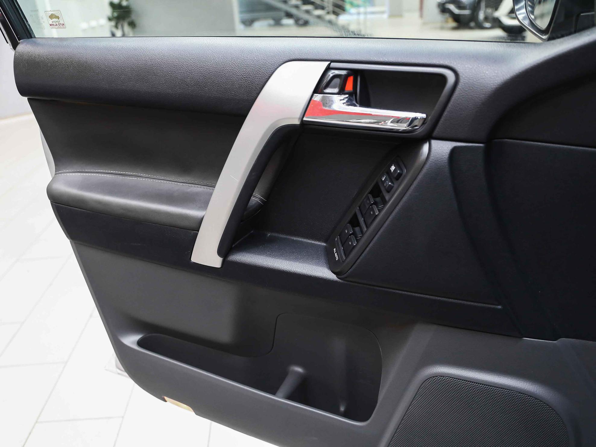 Toyota Land Cruiser Prado 2011, серебряный, ДЦ Орехово