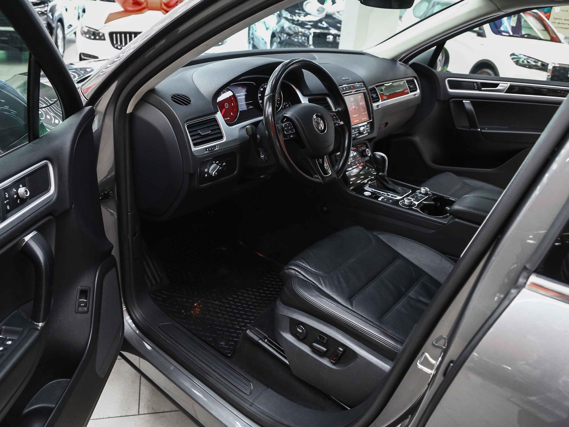 Volkswagen Touareg 2017, серый, ДЦ Орехово