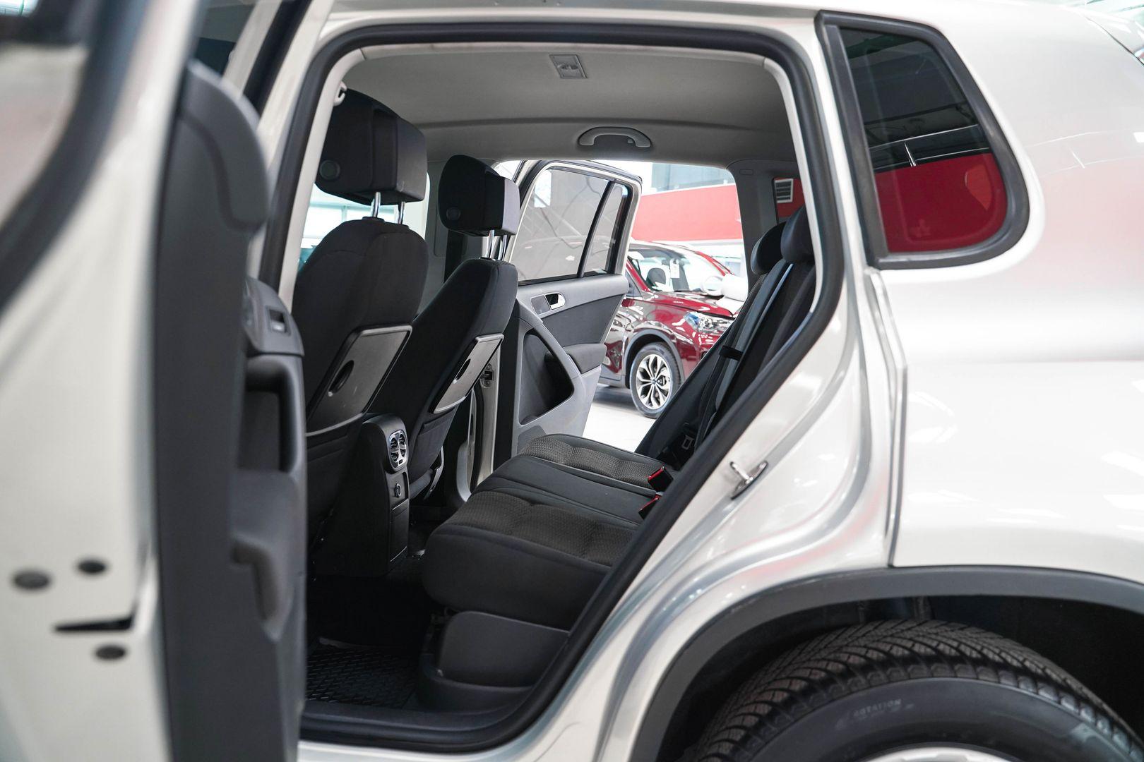 Volkswagen Tiguan 2012, серебряный, ДЦ Орехово