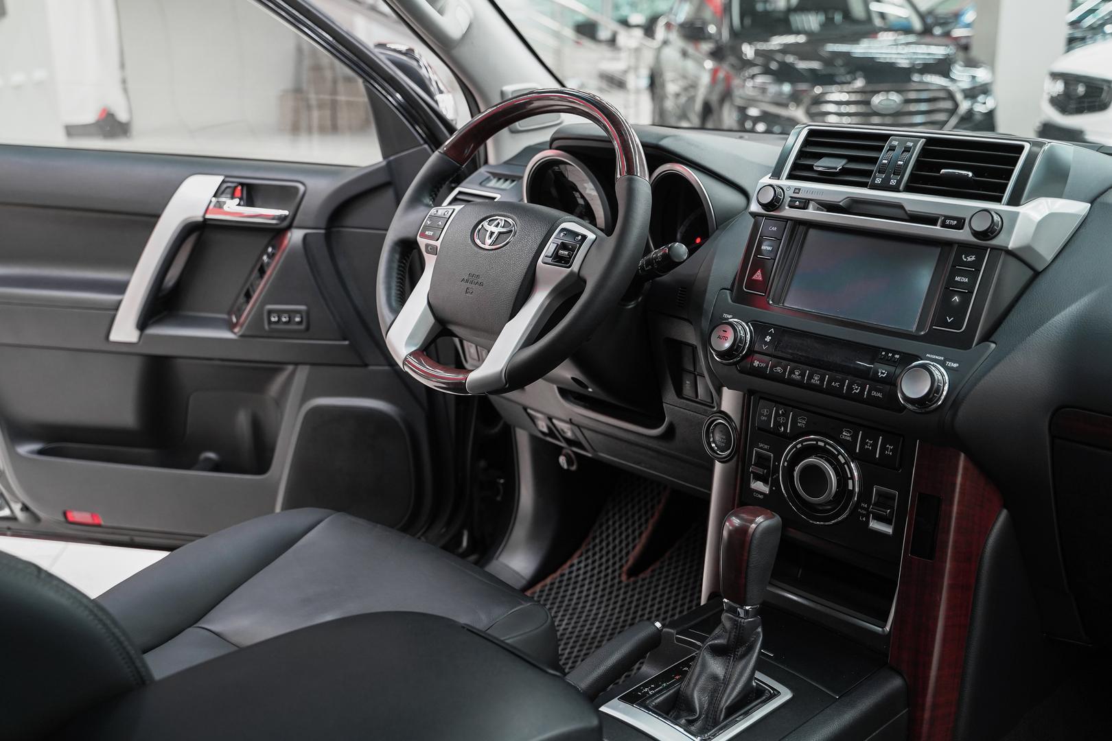 Toyota Land Cruiser Prado 2014, черный, ДЦ Орехово