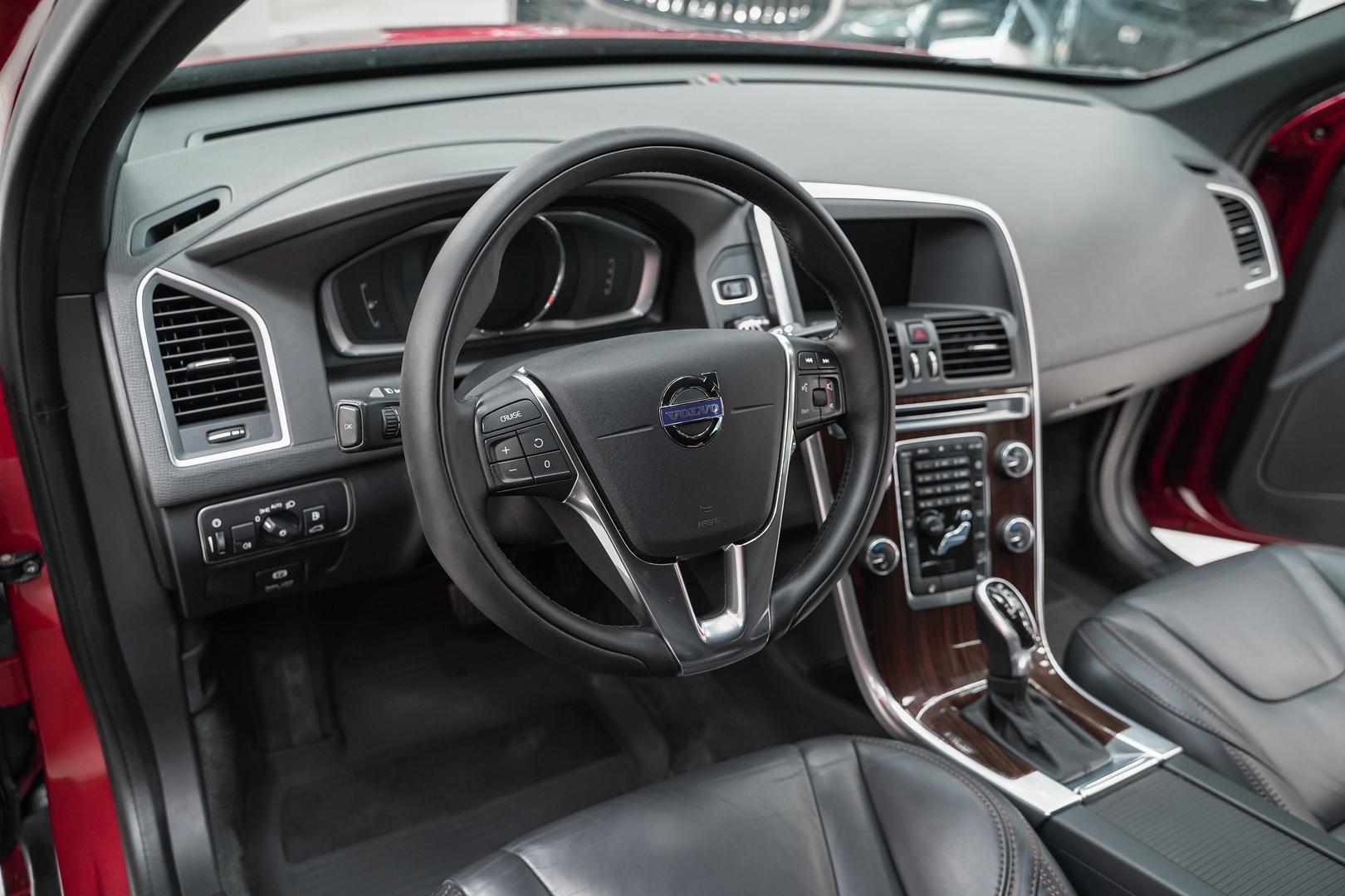 Volvo XC60 2013, красный, ДЦ Орехово