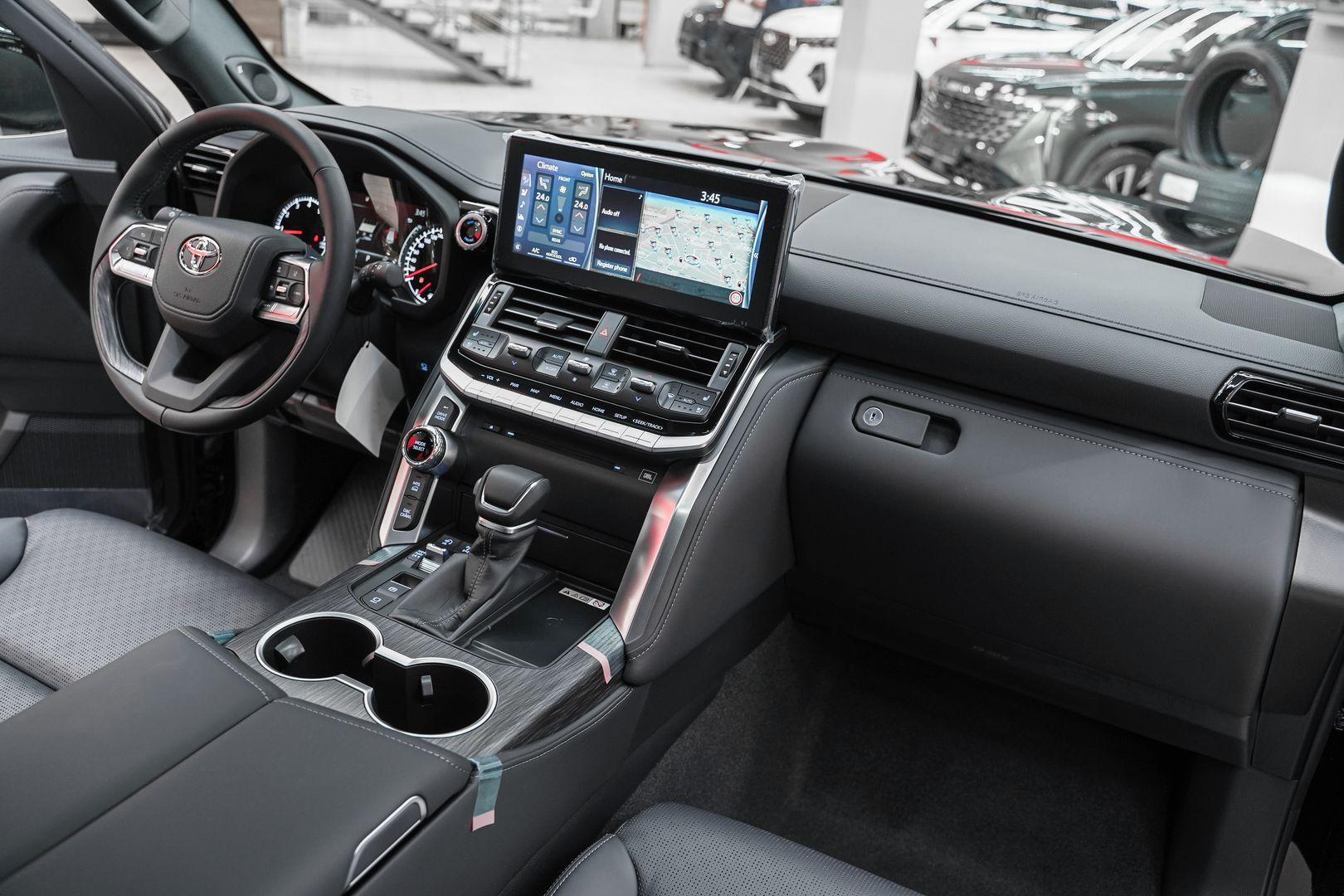 Toyota Land Cruiser 2024, черный, ДЦ Орехово