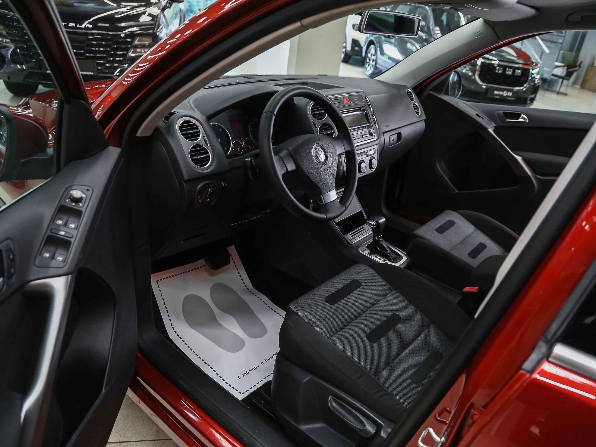 Volkswagen Tiguan 2009, красный, ДЦ Орехово