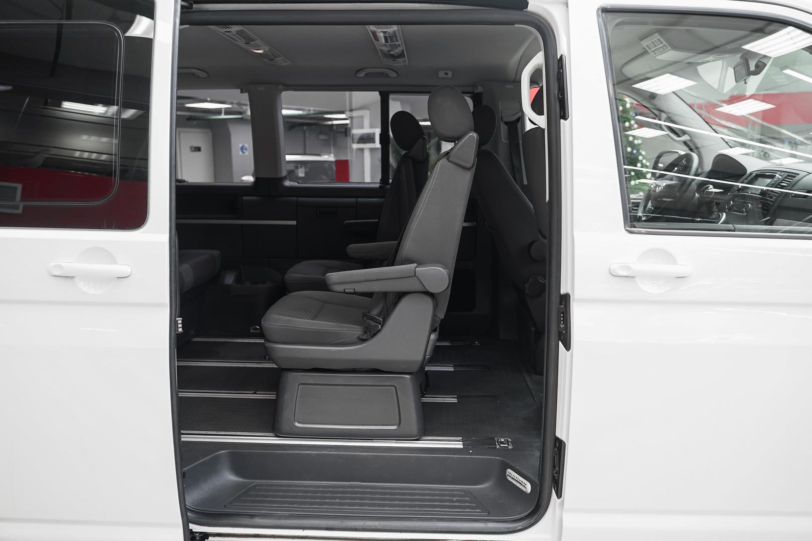 Volkswagen Multivan 2011, белый, ДЦ Орехово