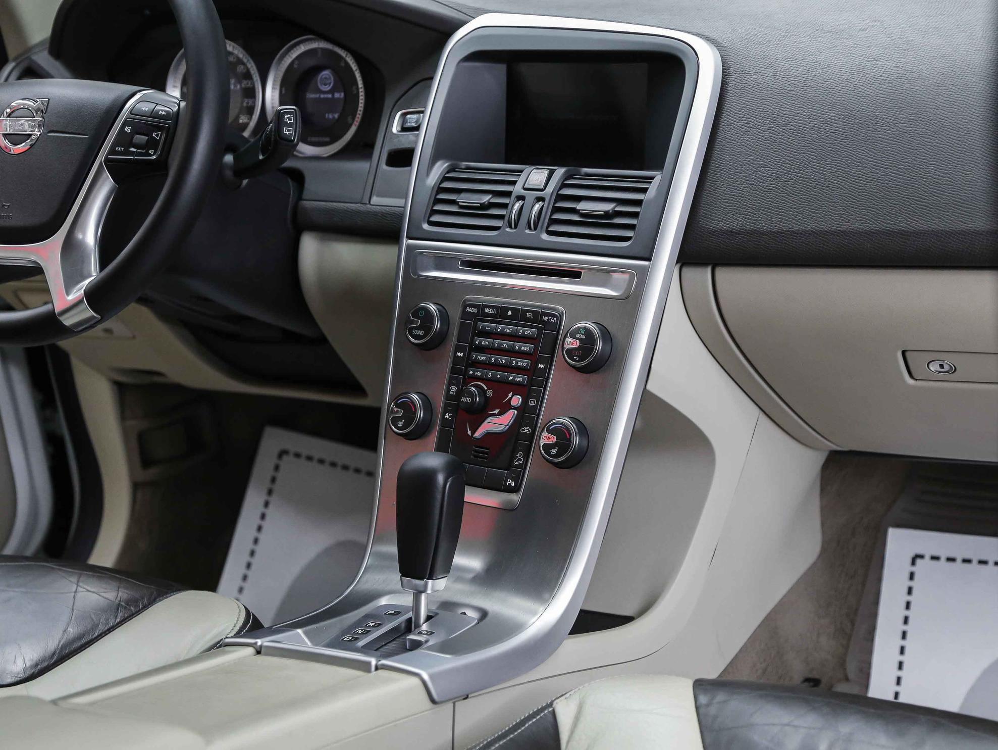Volvo XC60 2011, белый, ДЦ Орехово