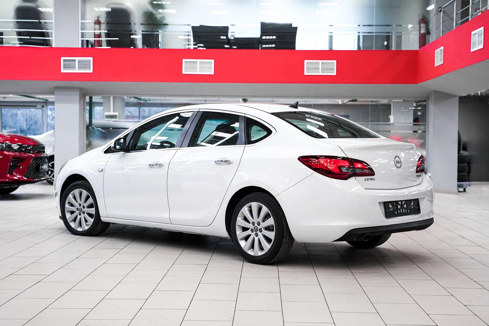 Opel Astra 2013, белый, ДЦ Орехово