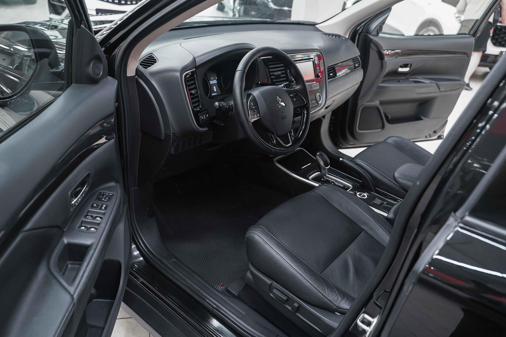 Mitsubishi Outlander 2017, черный, ДЦ Орехово