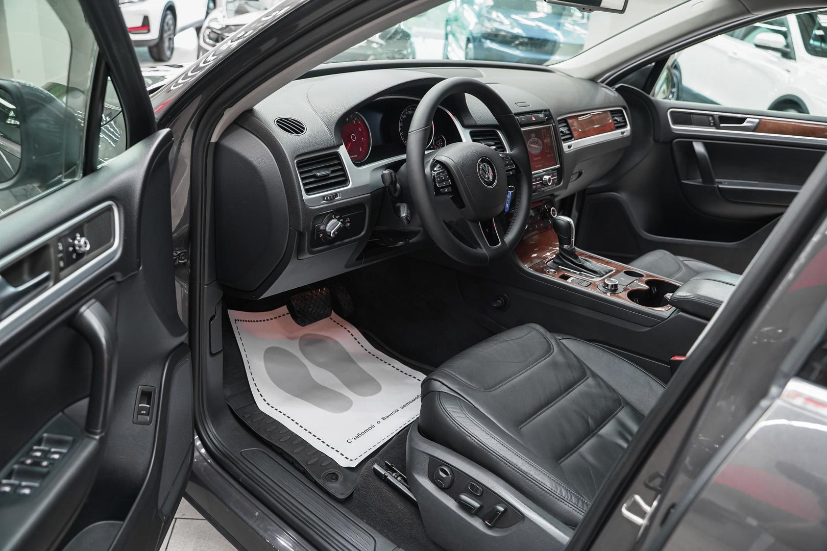 Volkswagen Touareg 2010, черный, ДЦ Орехово