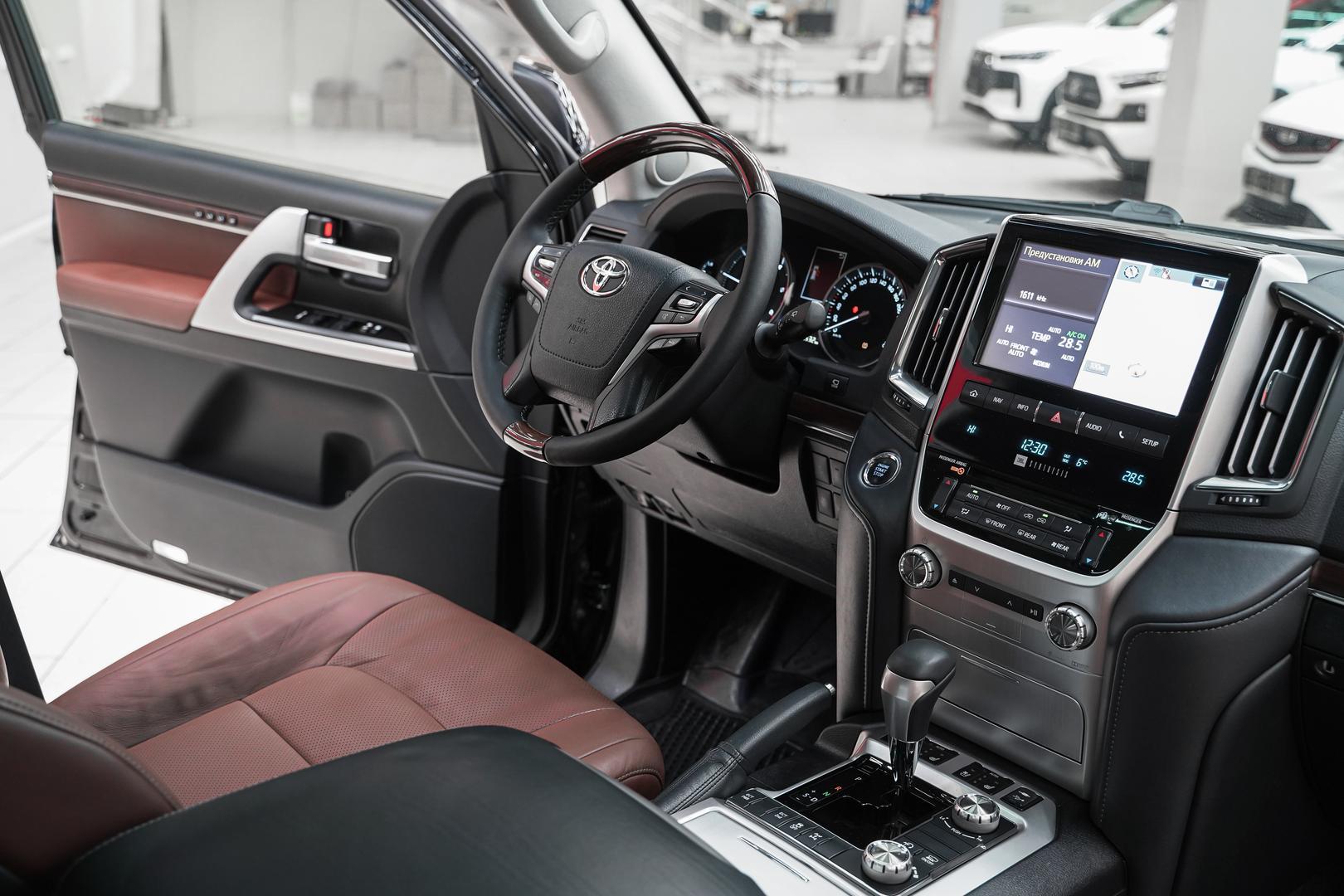 Toyota Land Cruiser 2017, черный, ДЦ Орехово
