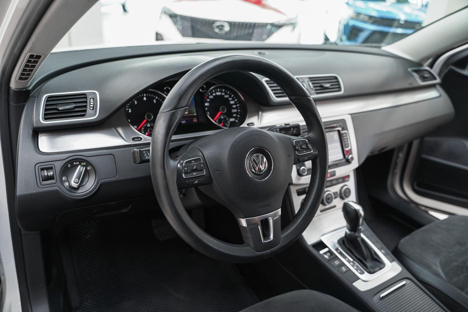 Volkswagen Passat 2013, белый, ДЦ Орехово