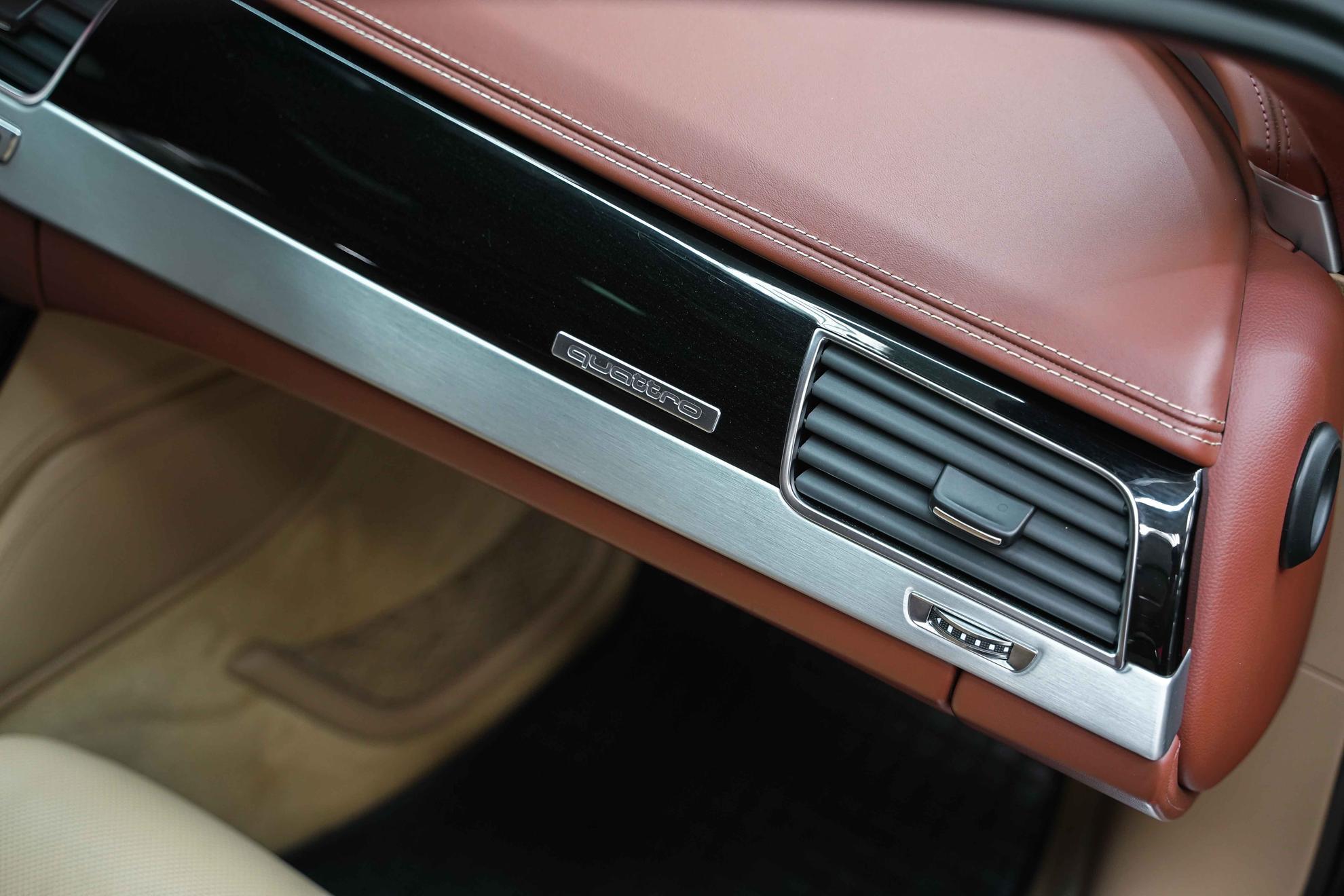 Audi A8 2012, черный, ДЦ Орехово