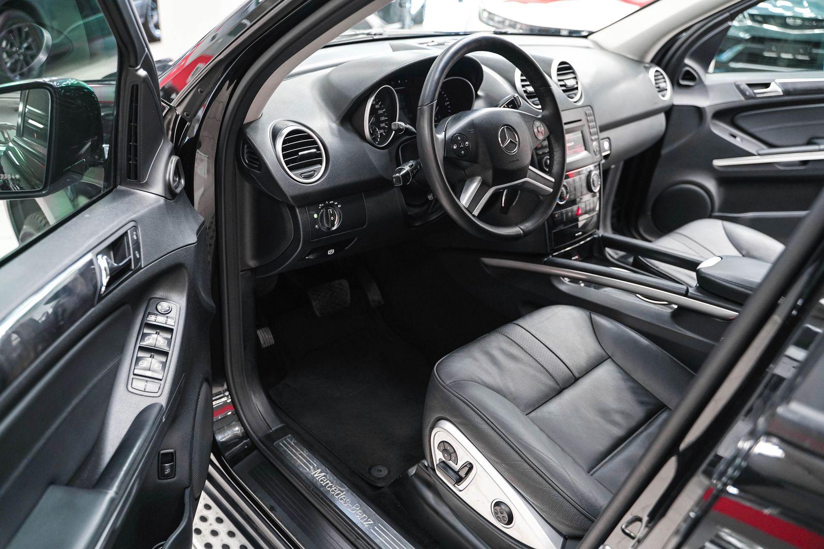 Mercedes-Benz M-Класс 2010, черный, ДЦ Орехово