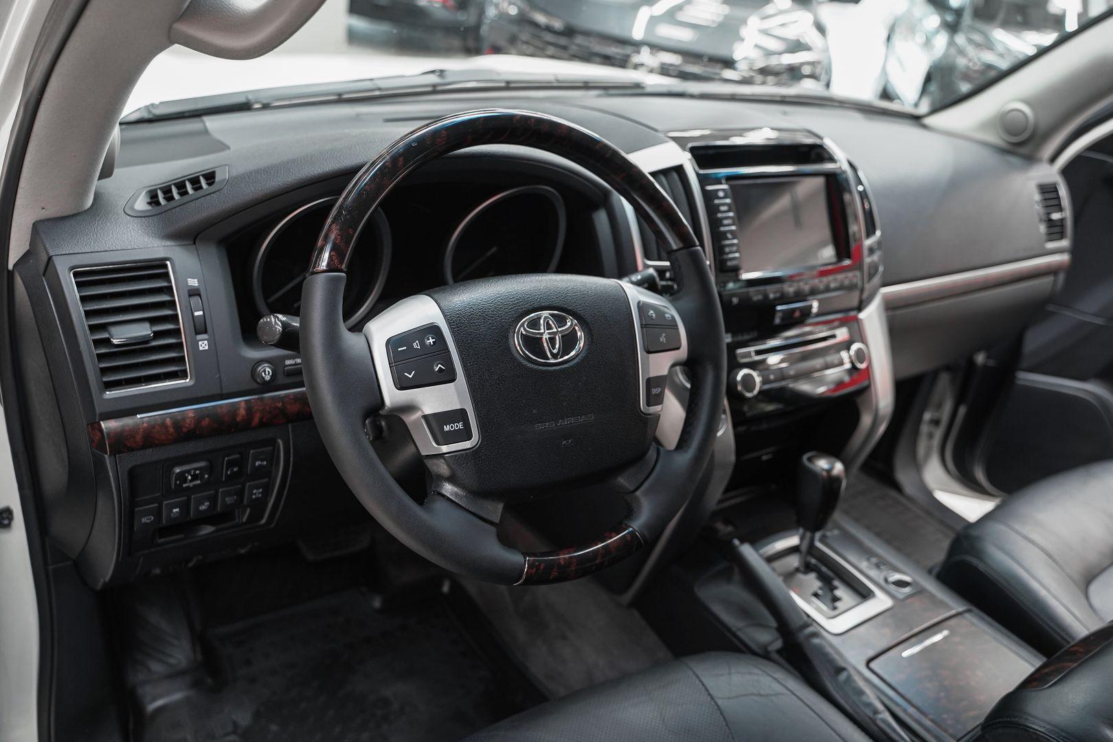 Toyota Land Cruiser 2012, белый, ДЦ Орехово