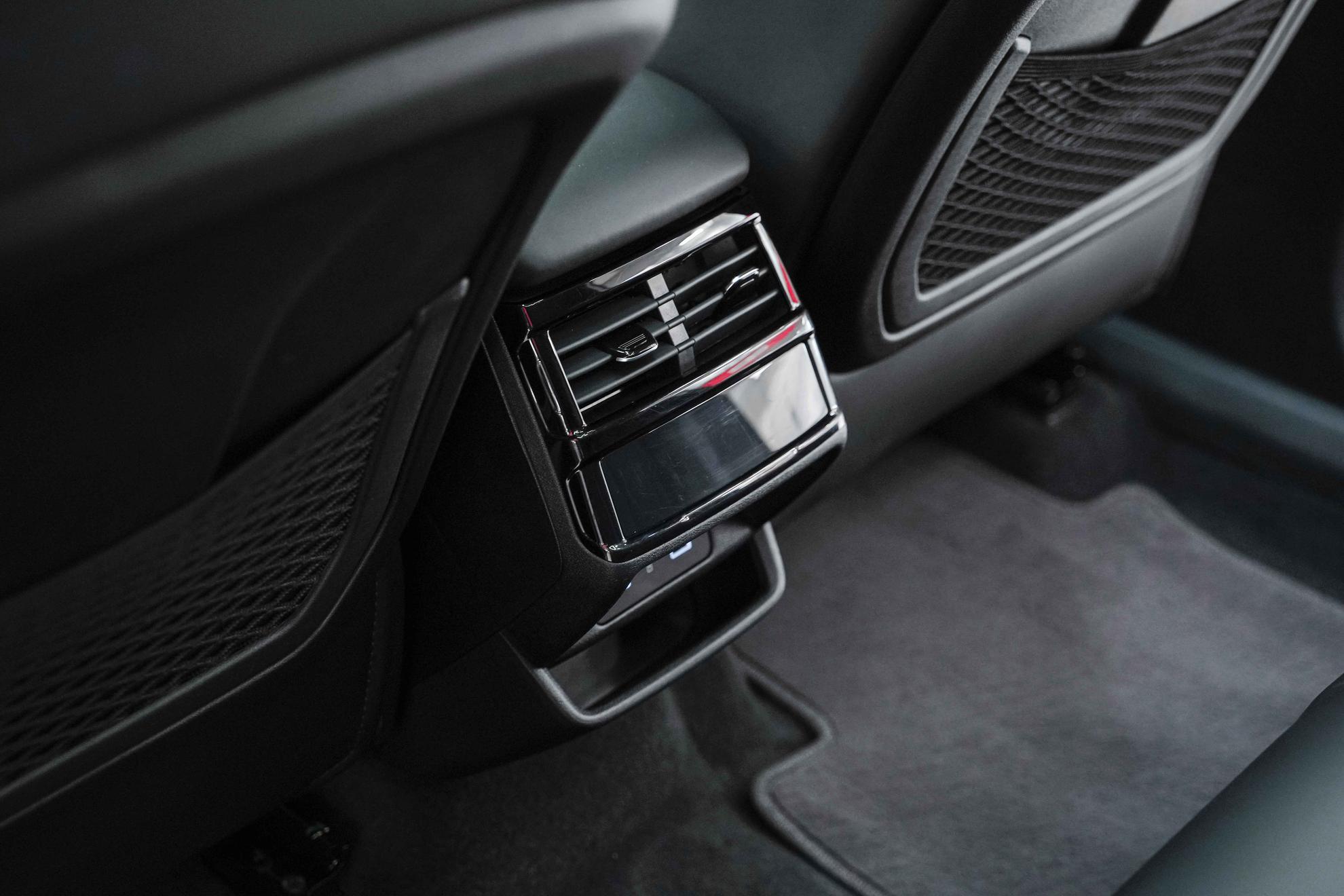 Geely Monjaro 2023, белый, ДЦ Орехово