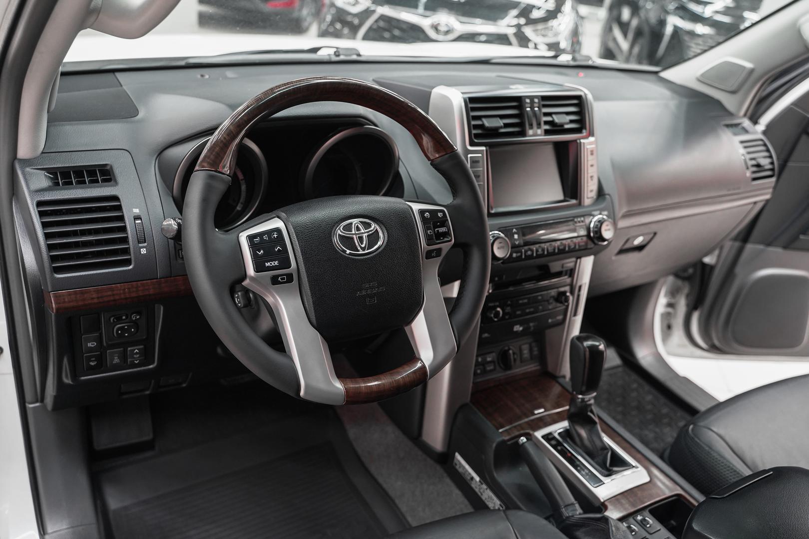 Toyota Land Cruiser Prado 2011, белый, ДЦ Орехово