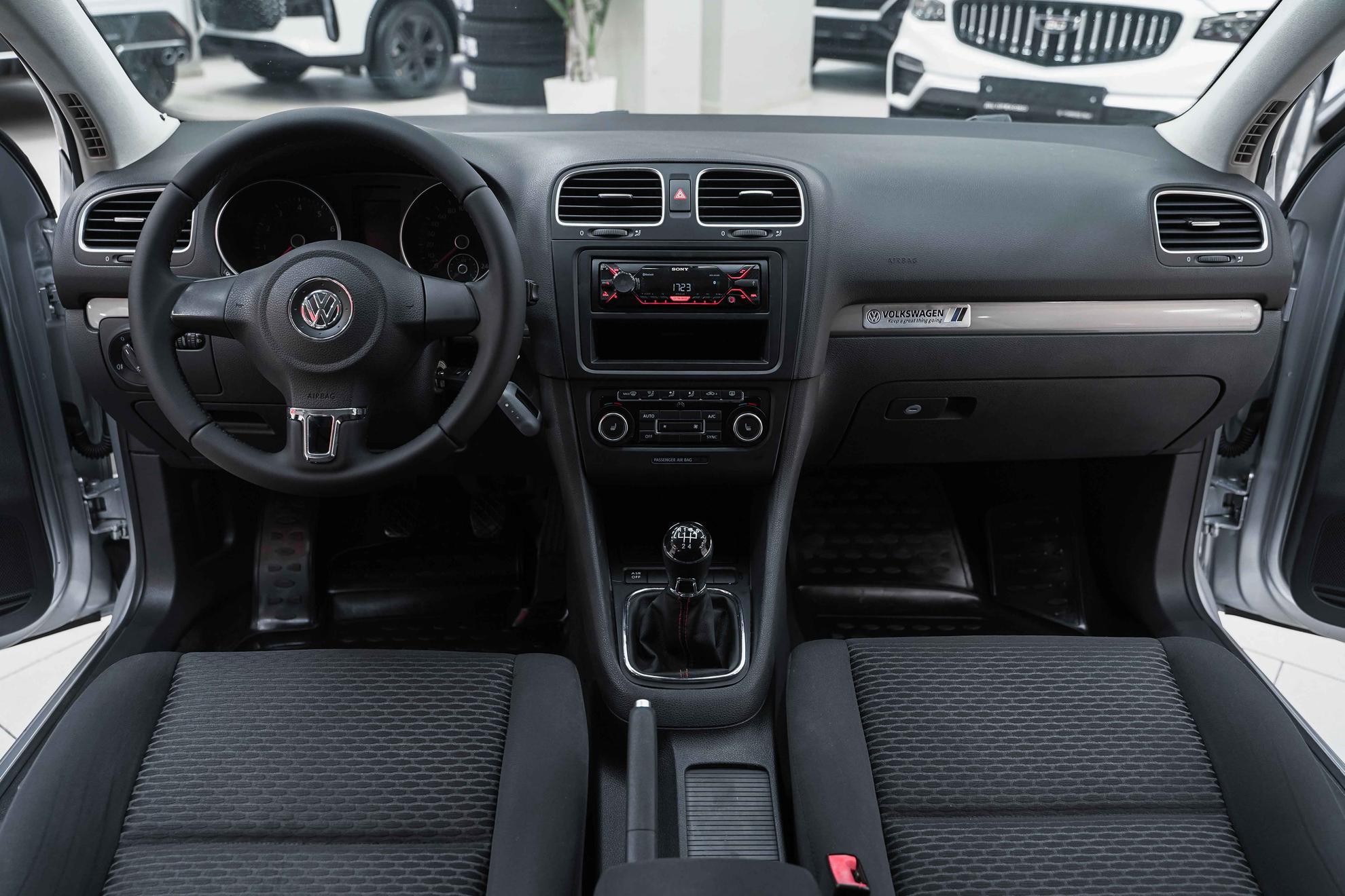 Volkswagen Golf 2012, серебряный, ДЦ Орехово