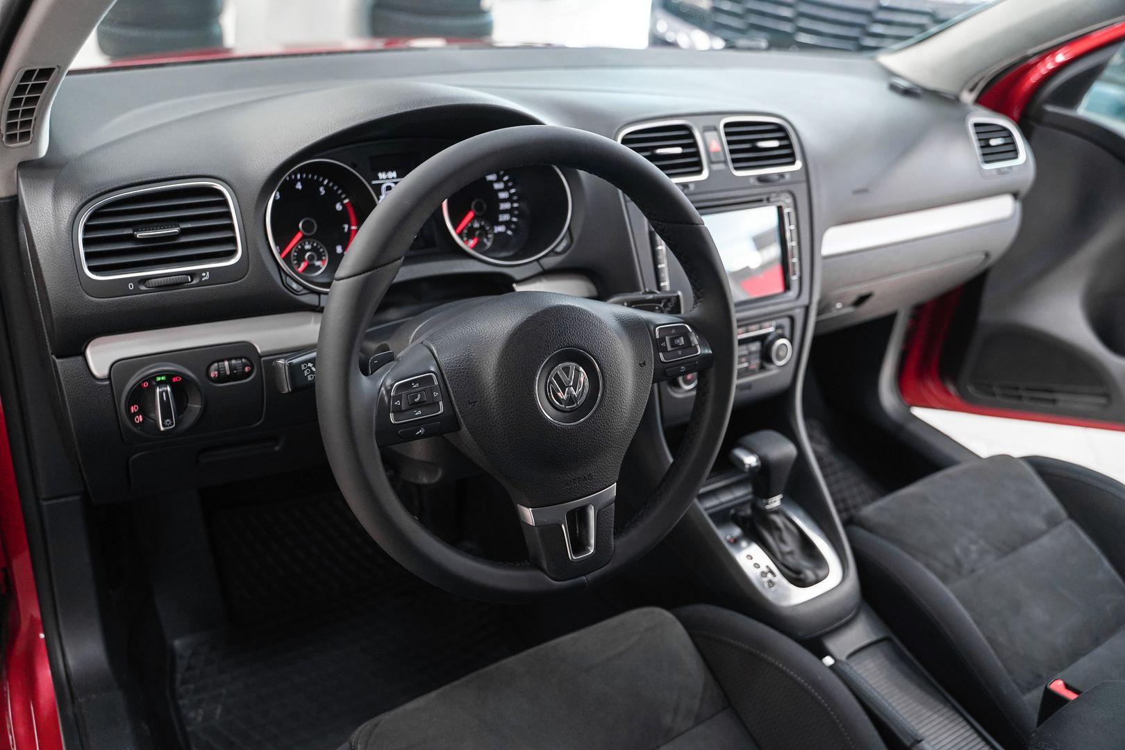 Volkswagen Golf 2010, красный, ДЦ Орехово