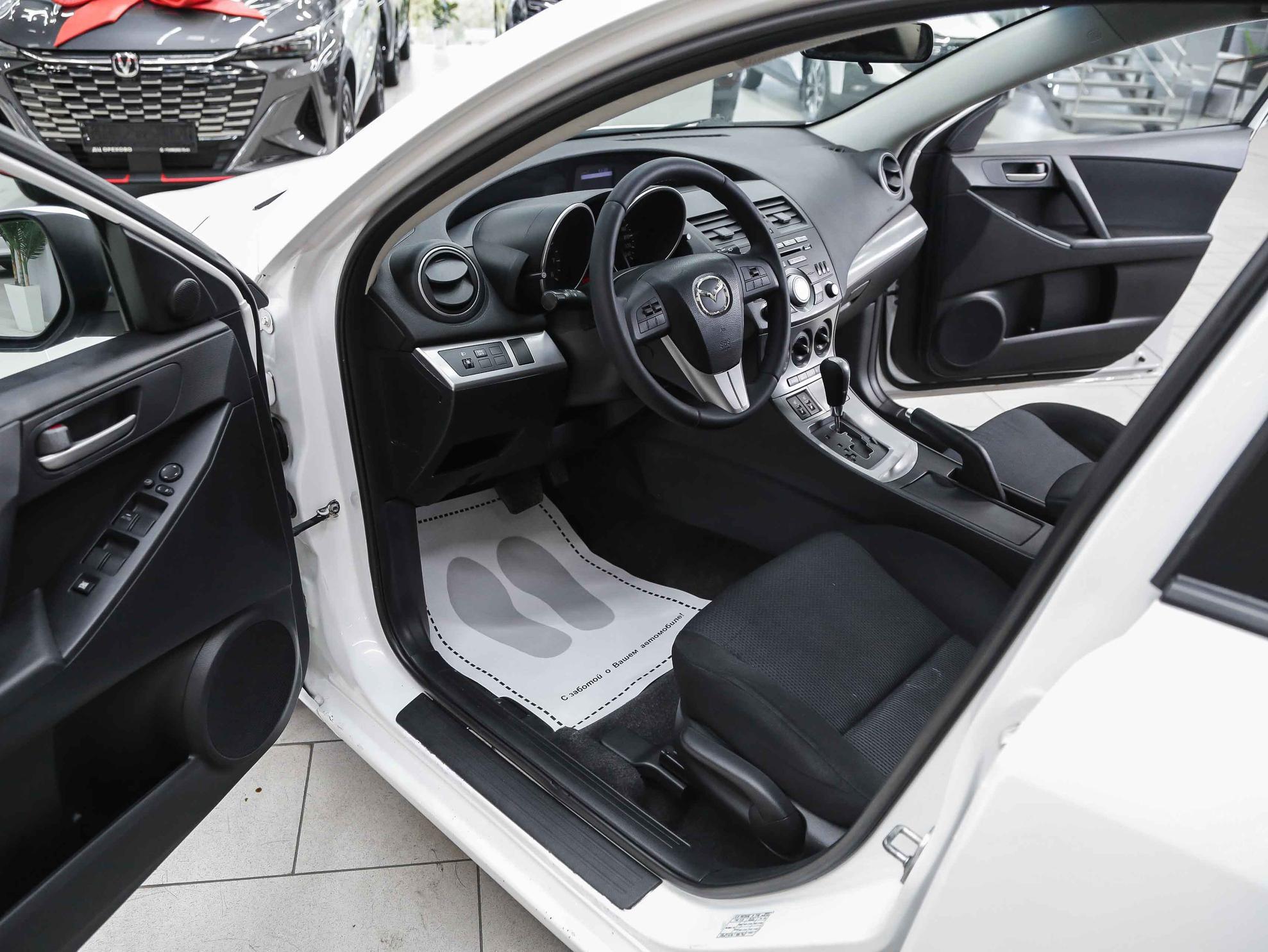 Mazda 3 2010, белый, ДЦ Орехово