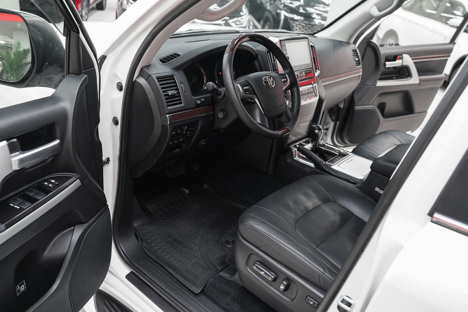 Toyota Land Cruiser 2018, белый, ДЦ Орехово