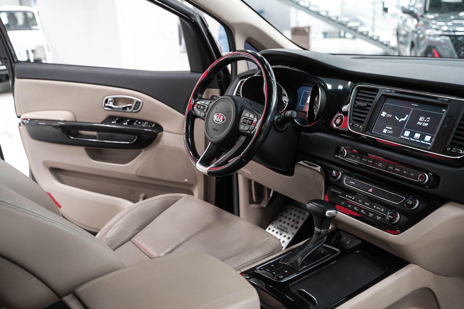 Kia Carnival 2017, черный, ДЦ Орехово