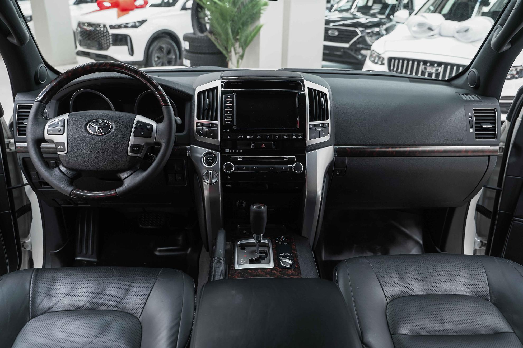 Toyota Land Cruiser 2014, белый, ДЦ Орехово