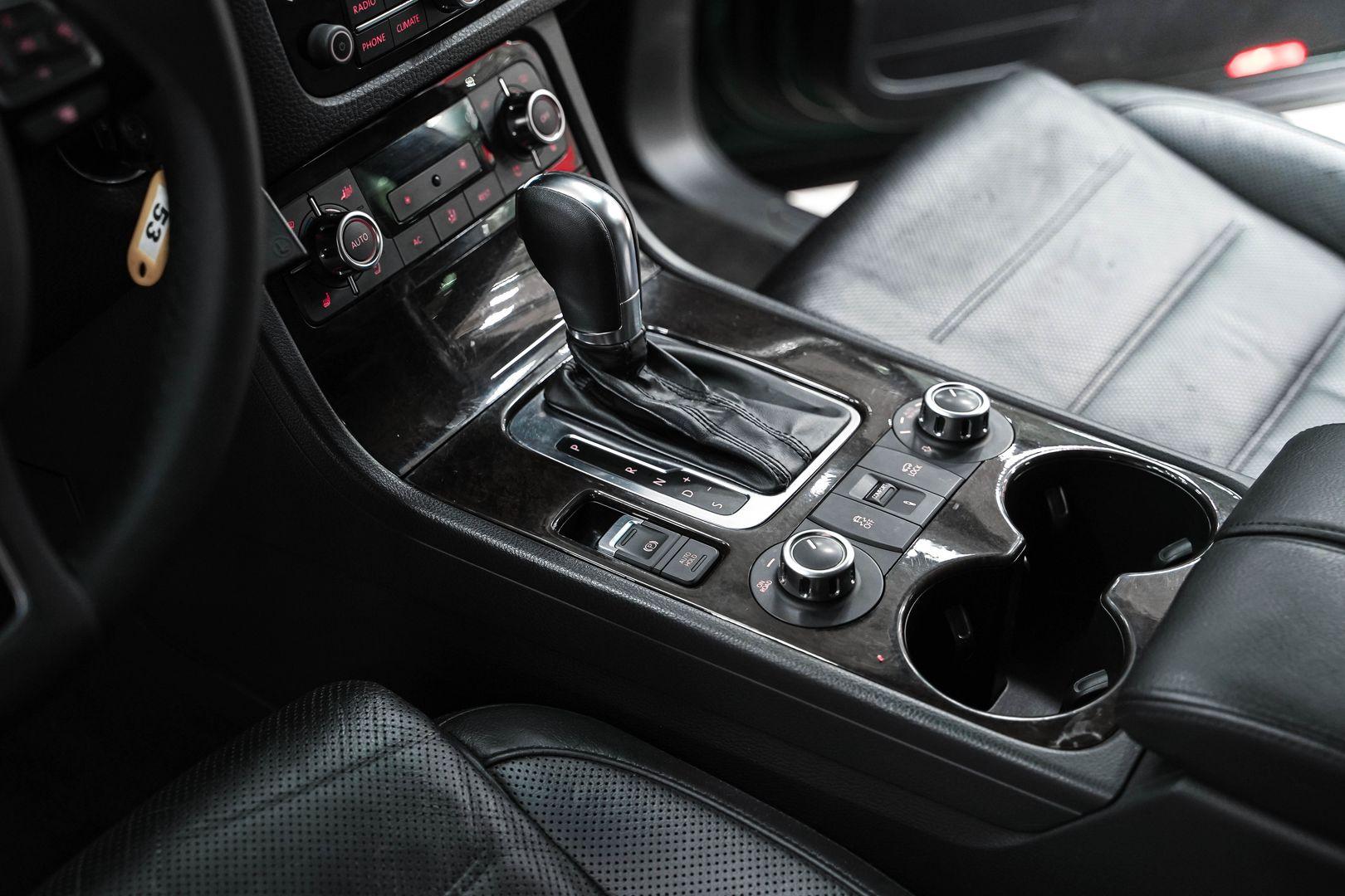 Volkswagen Touareg 2011, зеленый, ДЦ Орехово