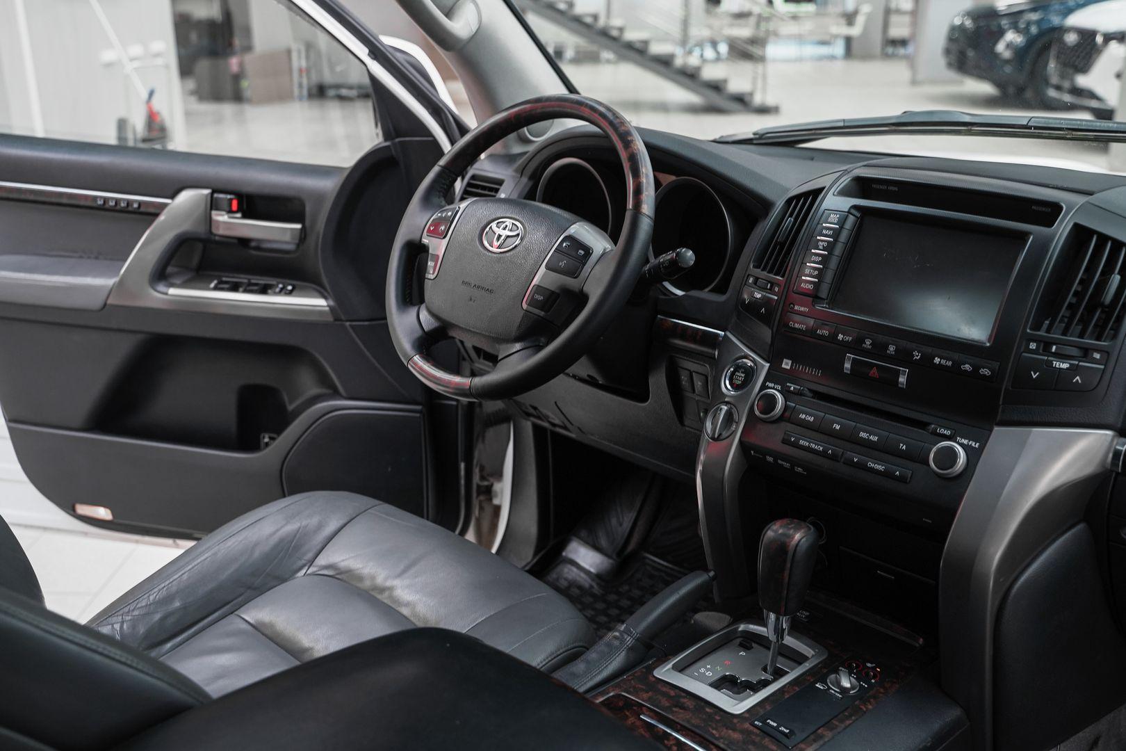 Toyota Land Cruiser 2010, белый, ДЦ Орехово