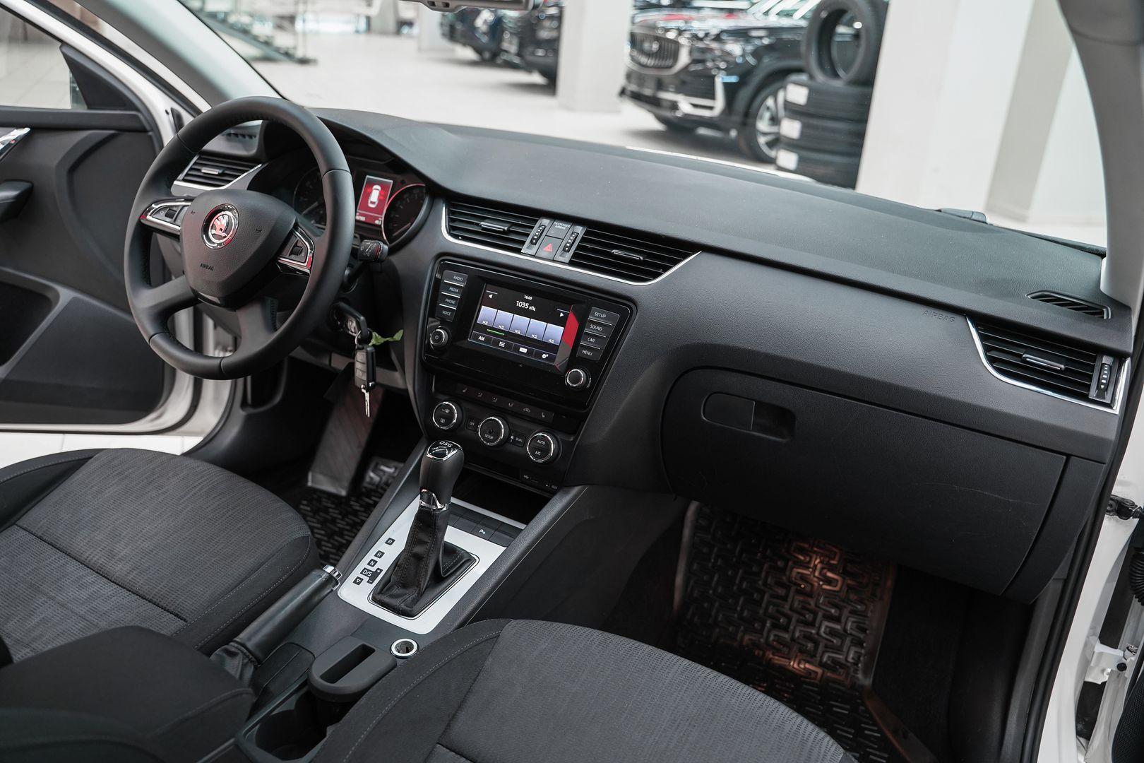 Skoda Octavia 2015, белый, ДЦ Орехово
