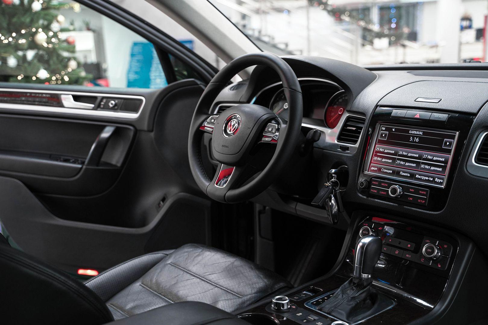 Volkswagen Touareg 2011, зеленый, ДЦ Орехово