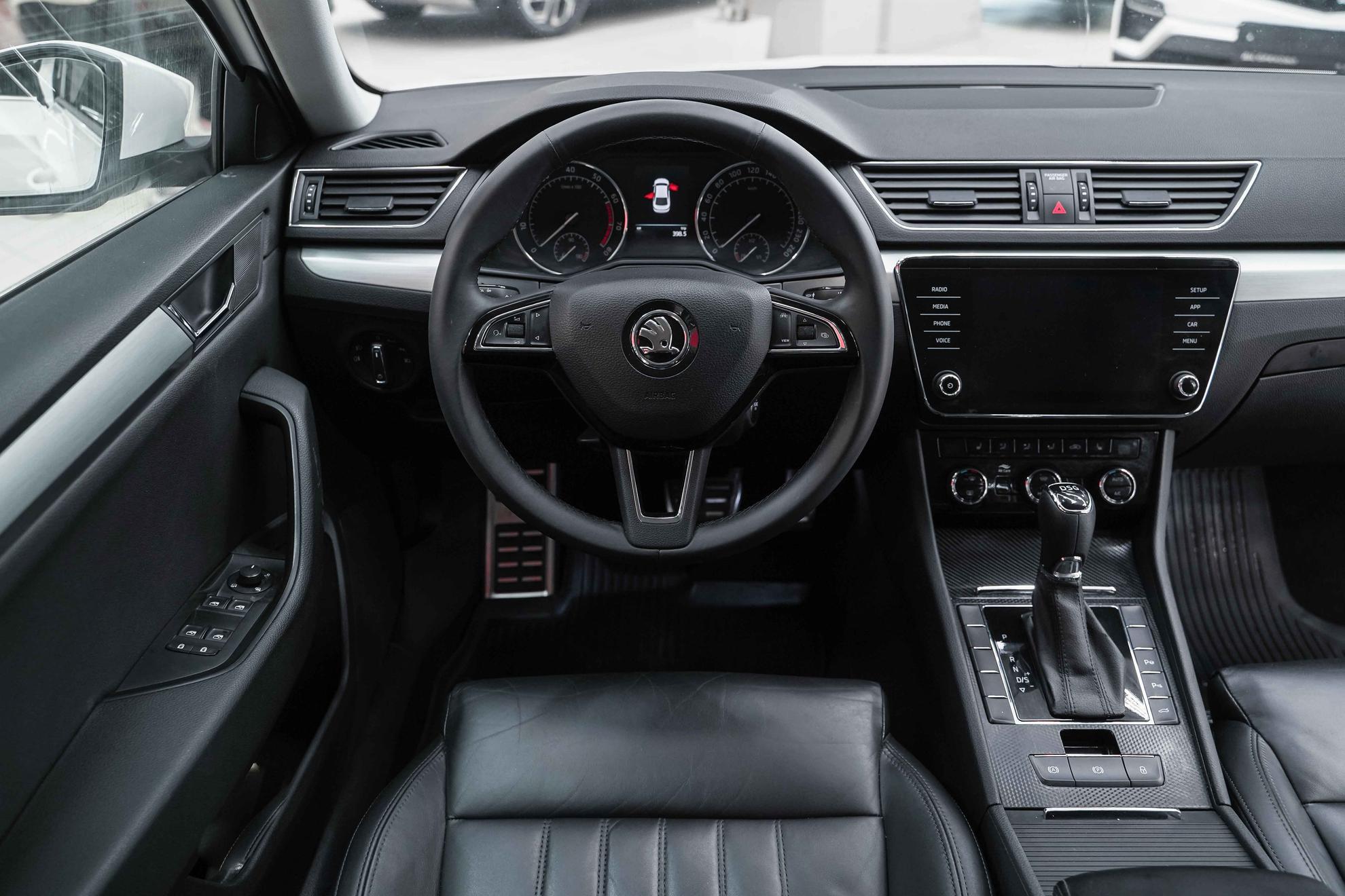 Skoda Superb 2018, белый, ДЦ Орехово