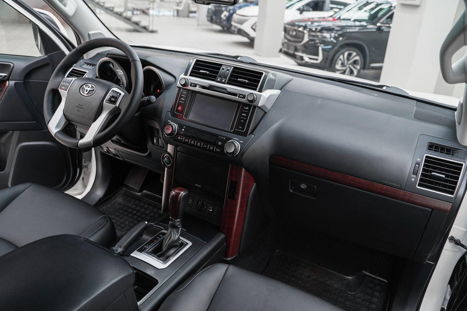 Toyota Land Cruiser Prado 2015, белый, ДЦ Орехово