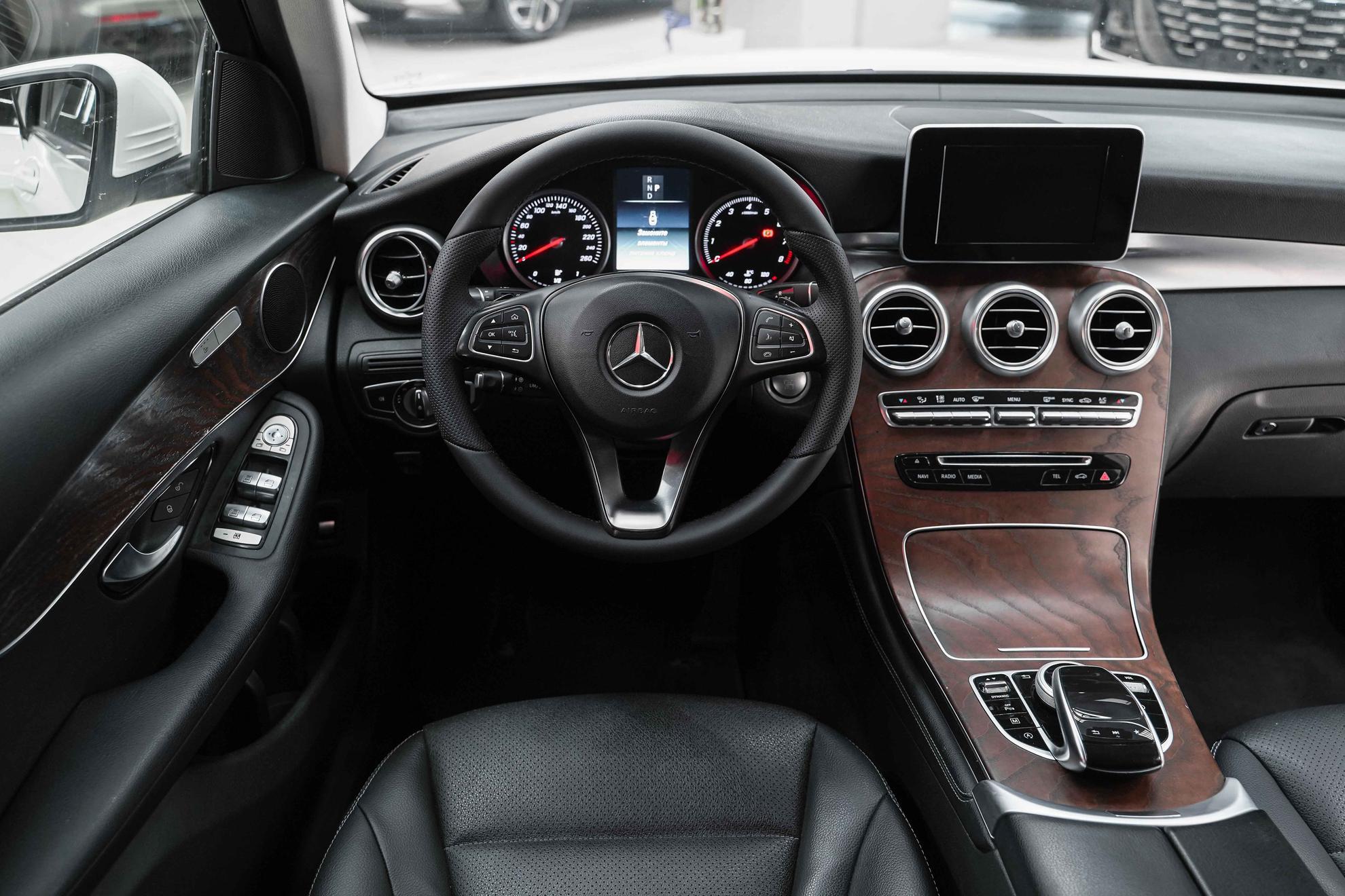 Mercedes-Benz GLC 2017, белый, ДЦ Орехово