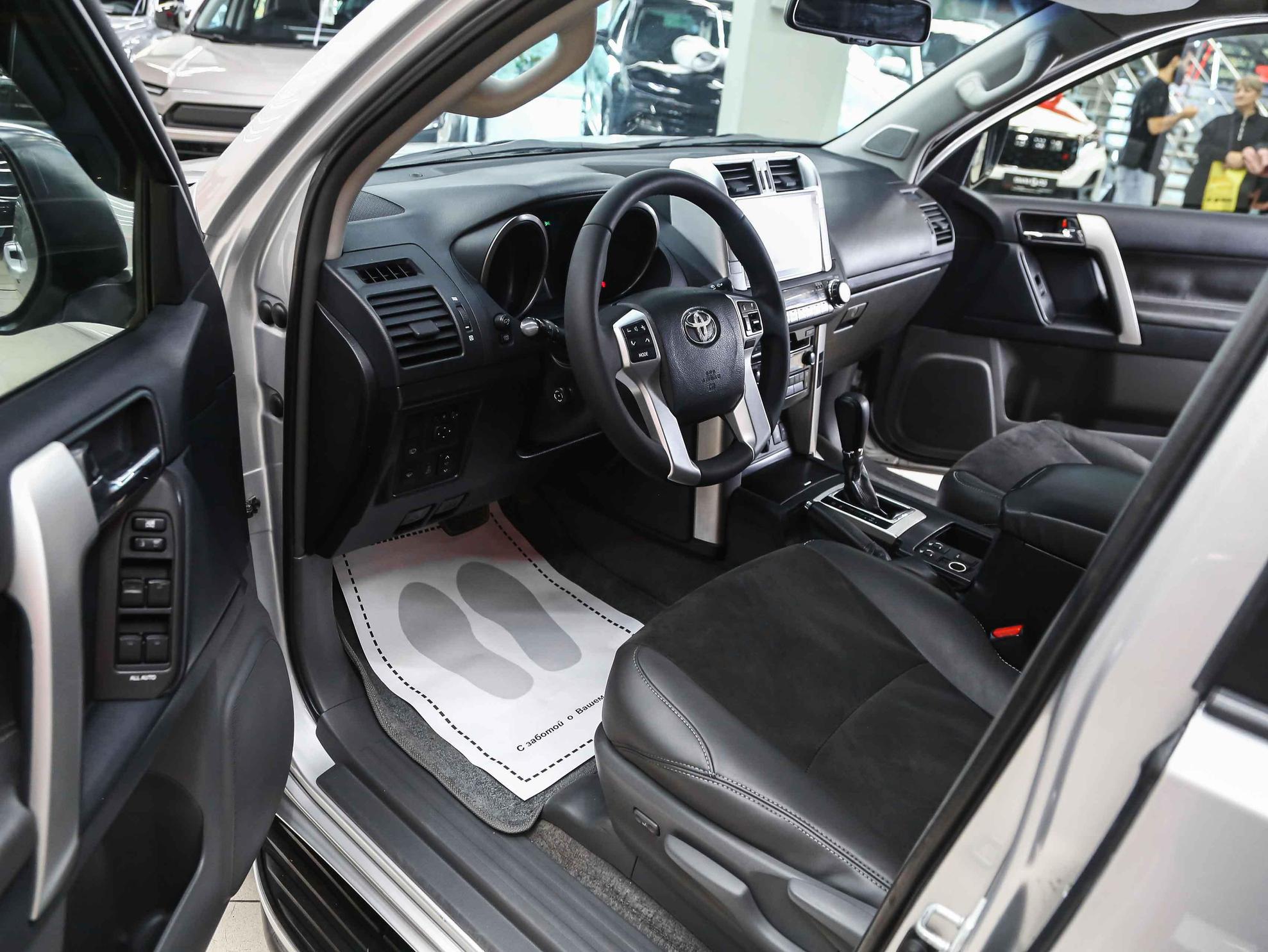 Toyota Land Cruiser Prado 2011, серебряный, ДЦ Орехово