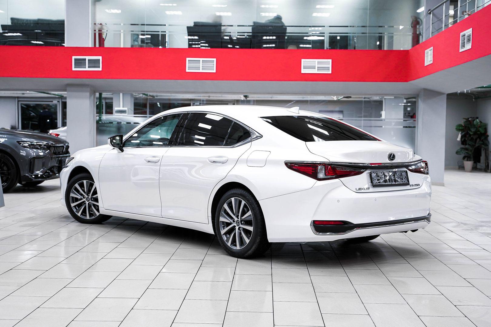 Lexus ES 2019, белый, ДЦ Орехово