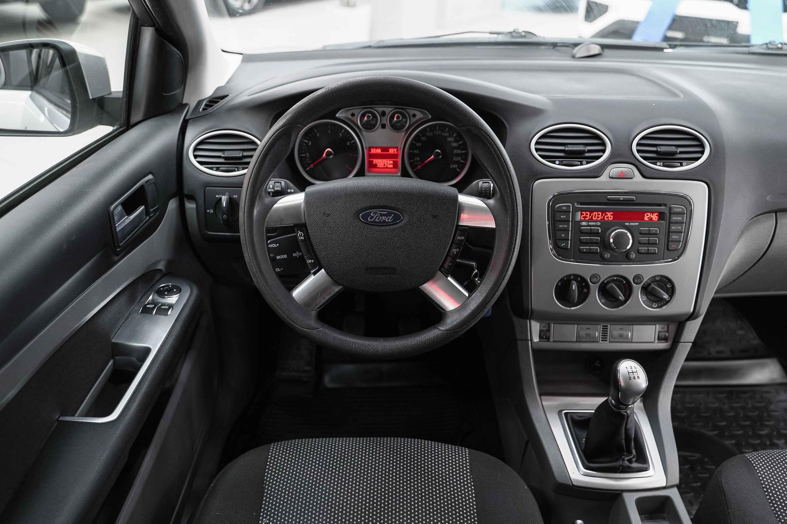 Ford Focus 2011, серебряный, ДЦ Орехово
