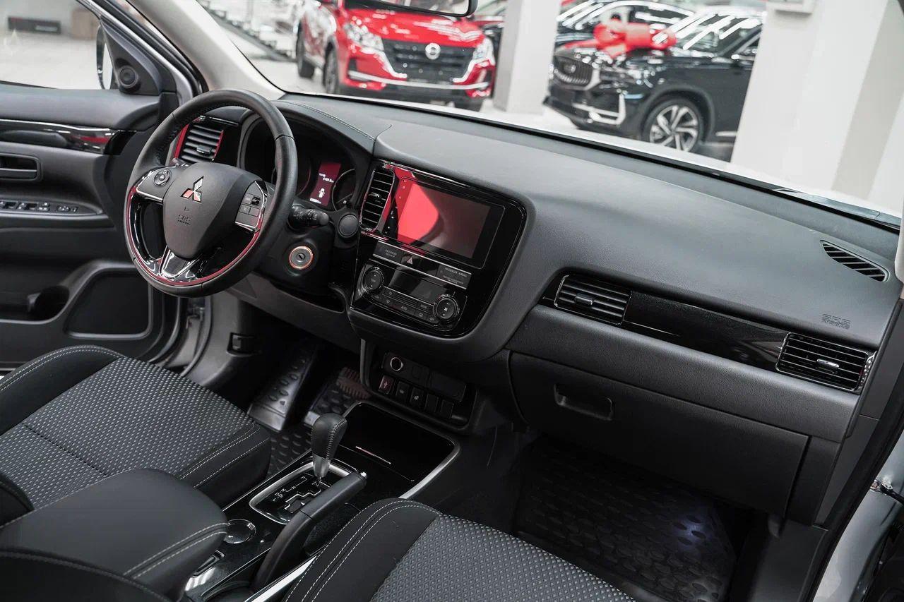 Mitsubishi Outlander 2019, серебряный, ДЦ Орехово
