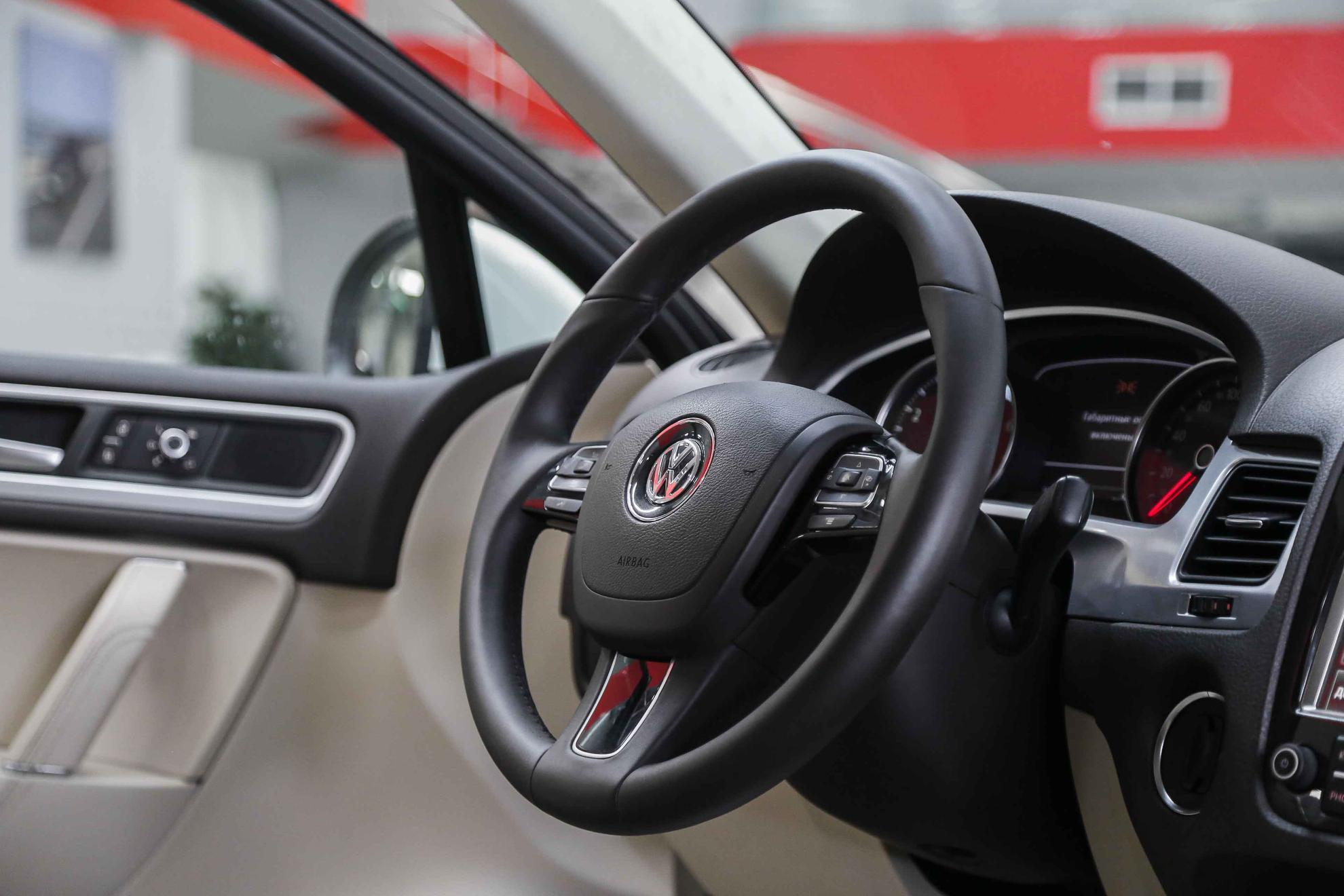 Volkswagen Touareg 2011, белый, ДЦ Орехово