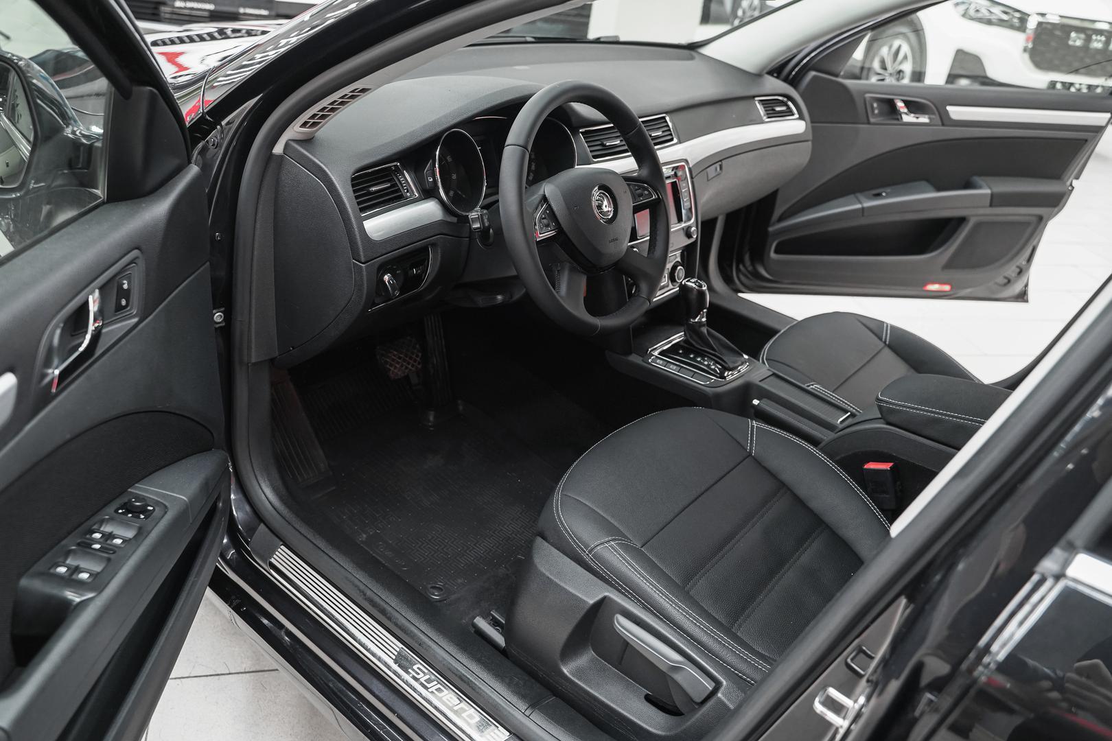 Skoda Superb 2013, черный, ДЦ Орехово