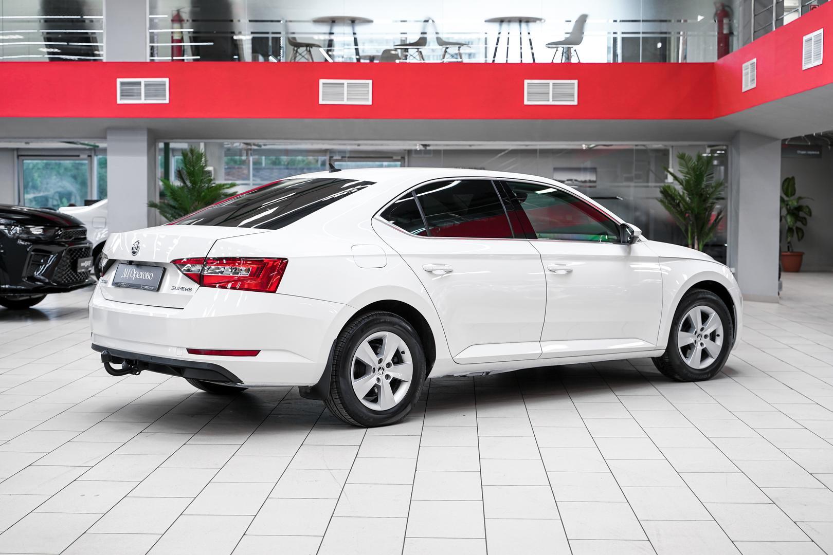 Skoda Superb 2016, белый, ДЦ Орехово