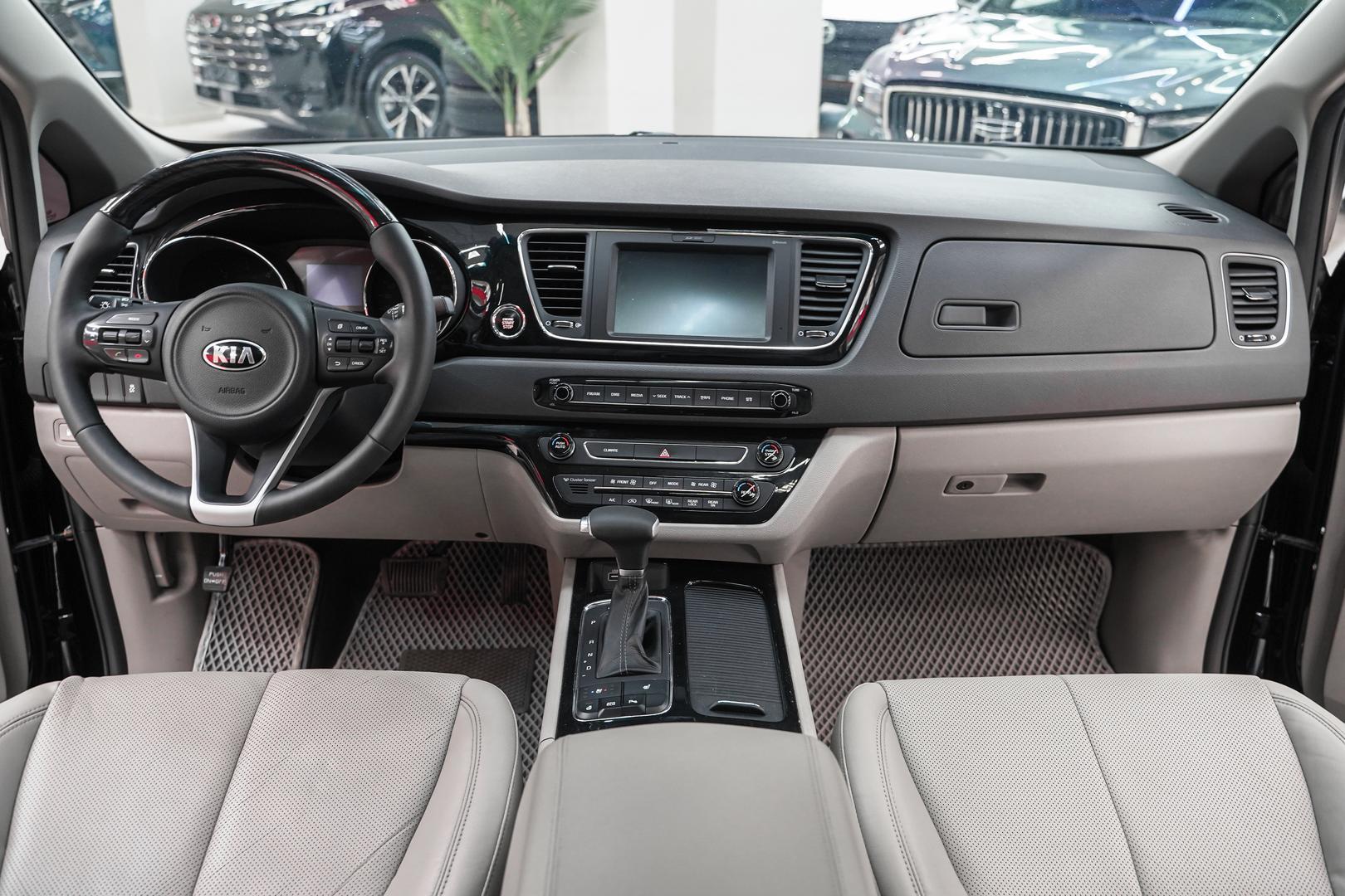Kia Carnival 2017, черный, ДЦ Орехово