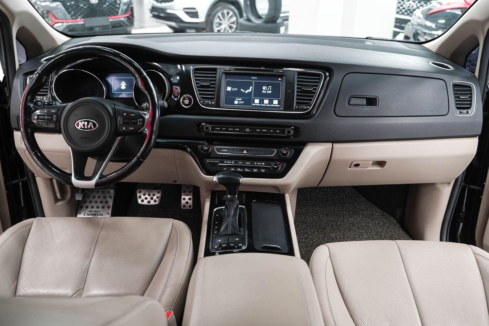 Kia Carnival 2017, черный, ДЦ Орехово