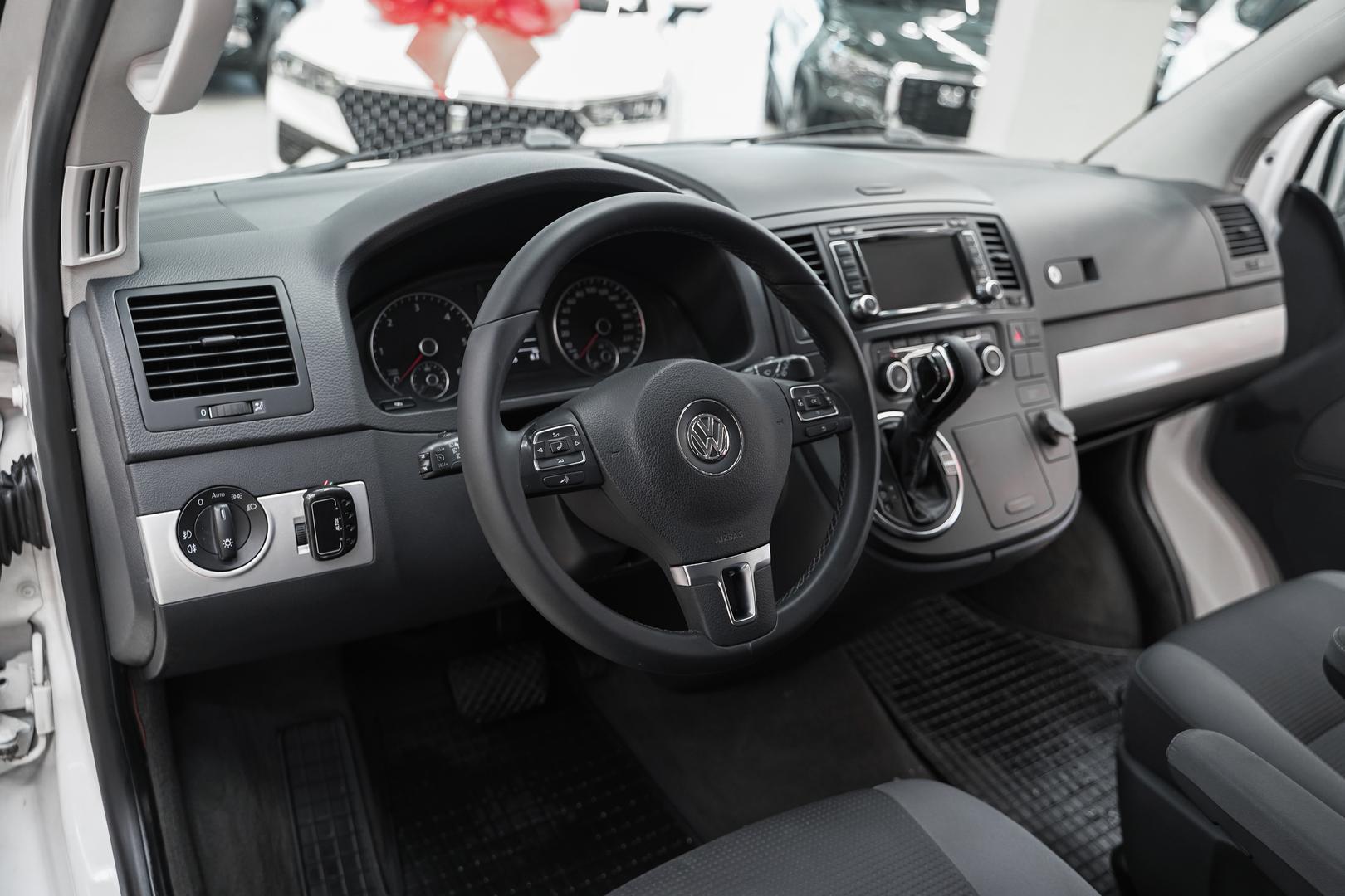 Volkswagen Multivan 2010, белый, ДЦ Орехово
