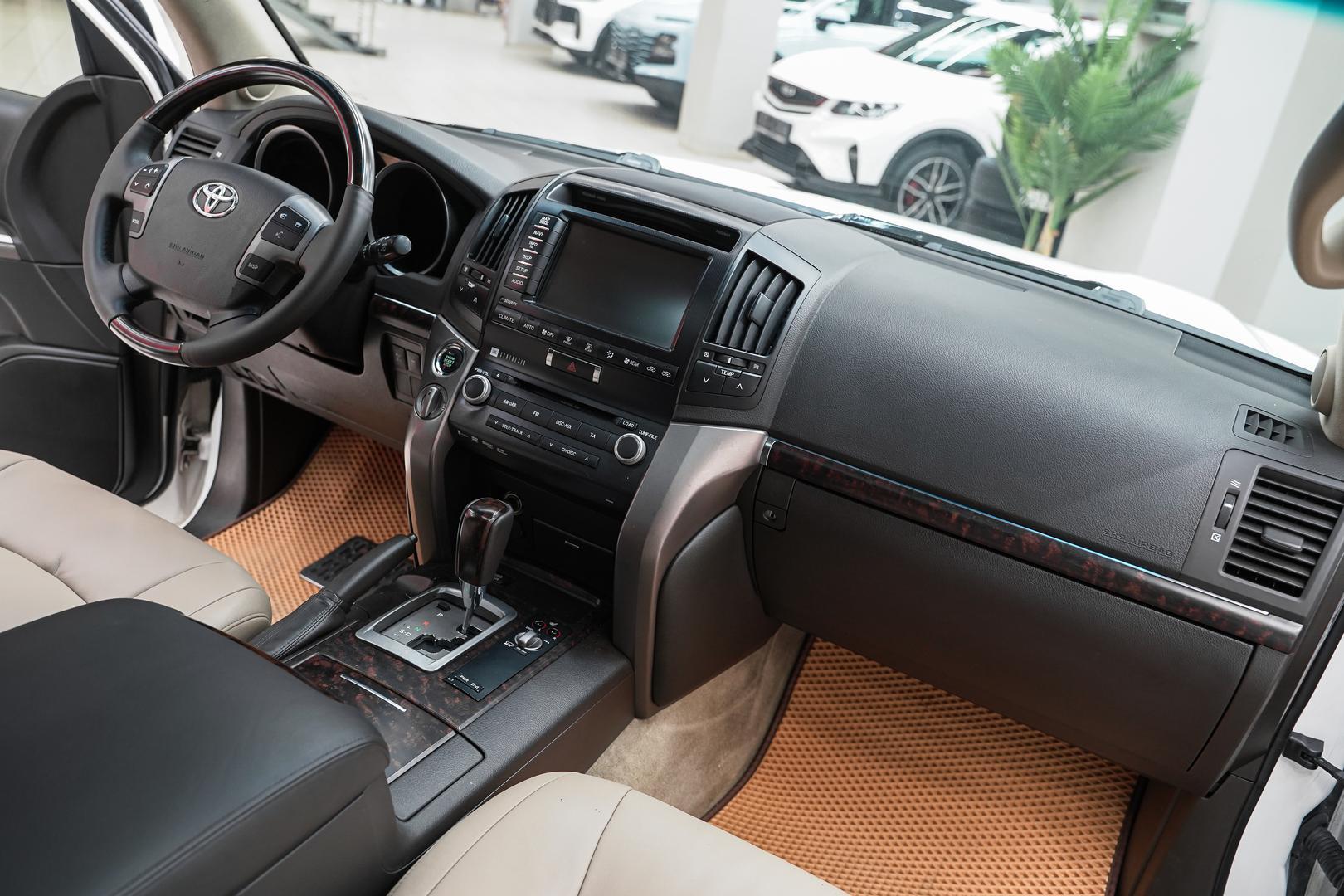 Toyota Land Cruiser 2011, белый, ДЦ Орехово
