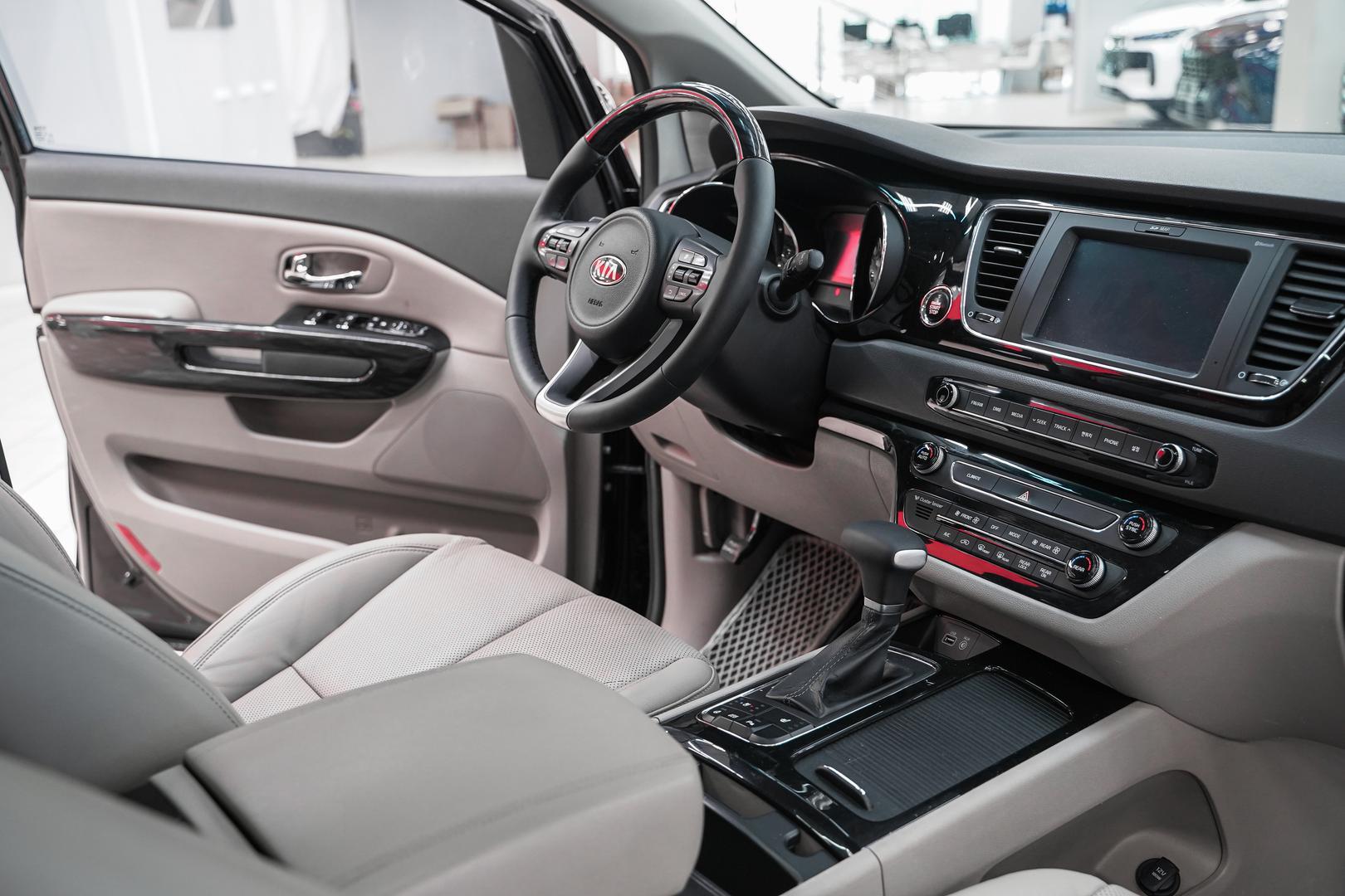 Kia Carnival 2017, черный, ДЦ Орехово