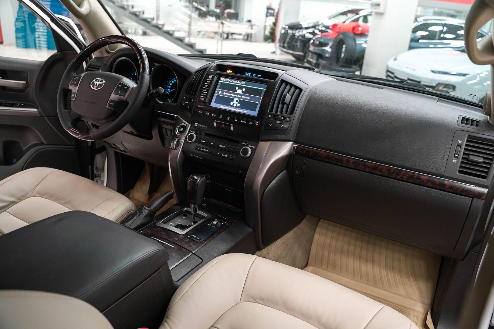 Toyota Land Cruiser 2011, белый, ДЦ Орехово