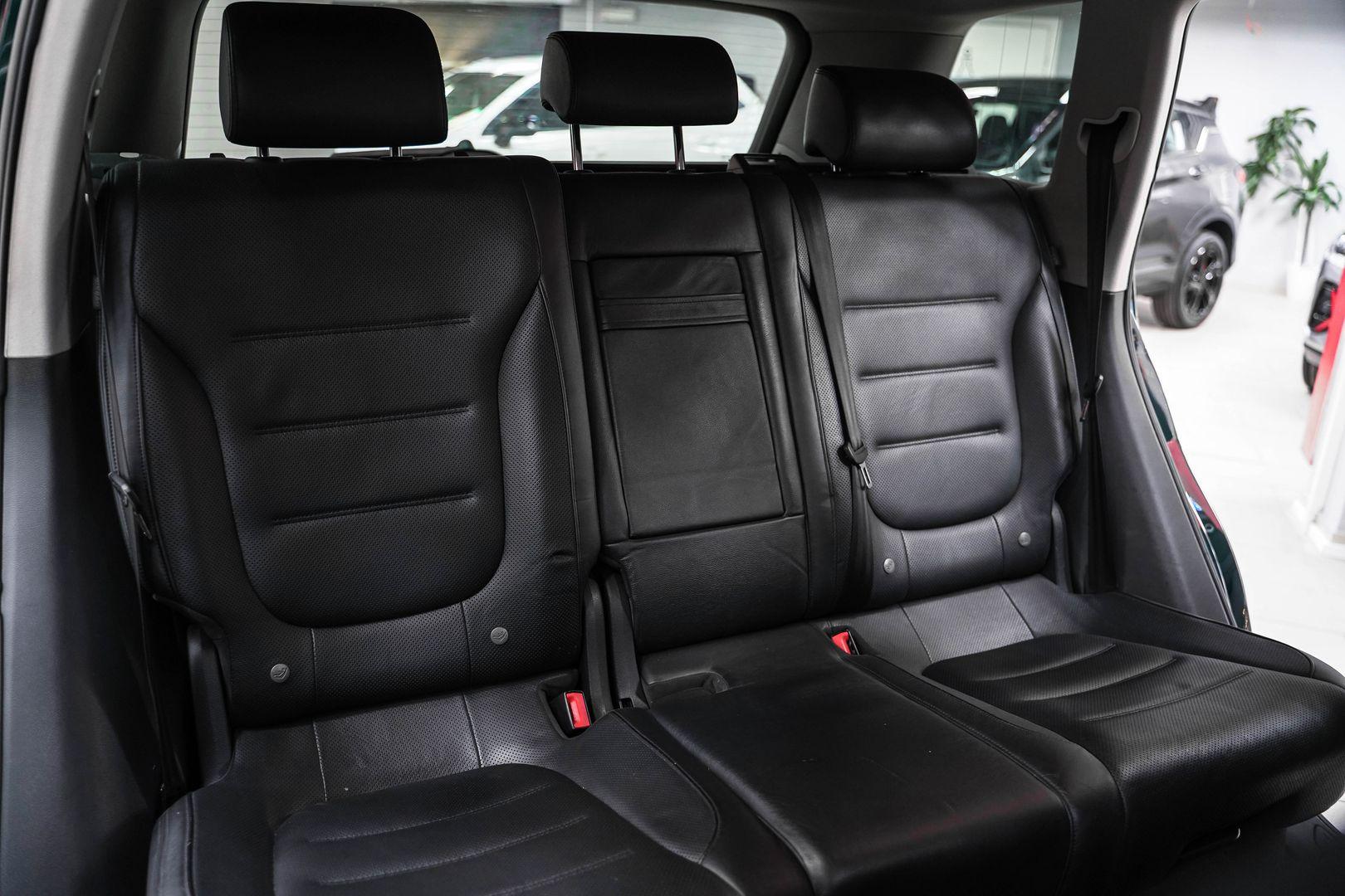 Volkswagen Touareg 2011, зеленый, ДЦ Орехово