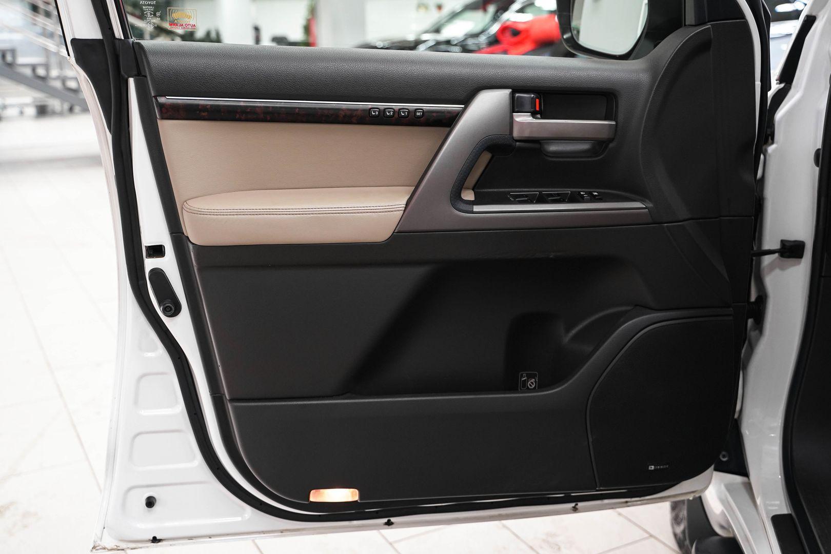 Toyota Land Cruiser 2011, белый, ДЦ Орехово