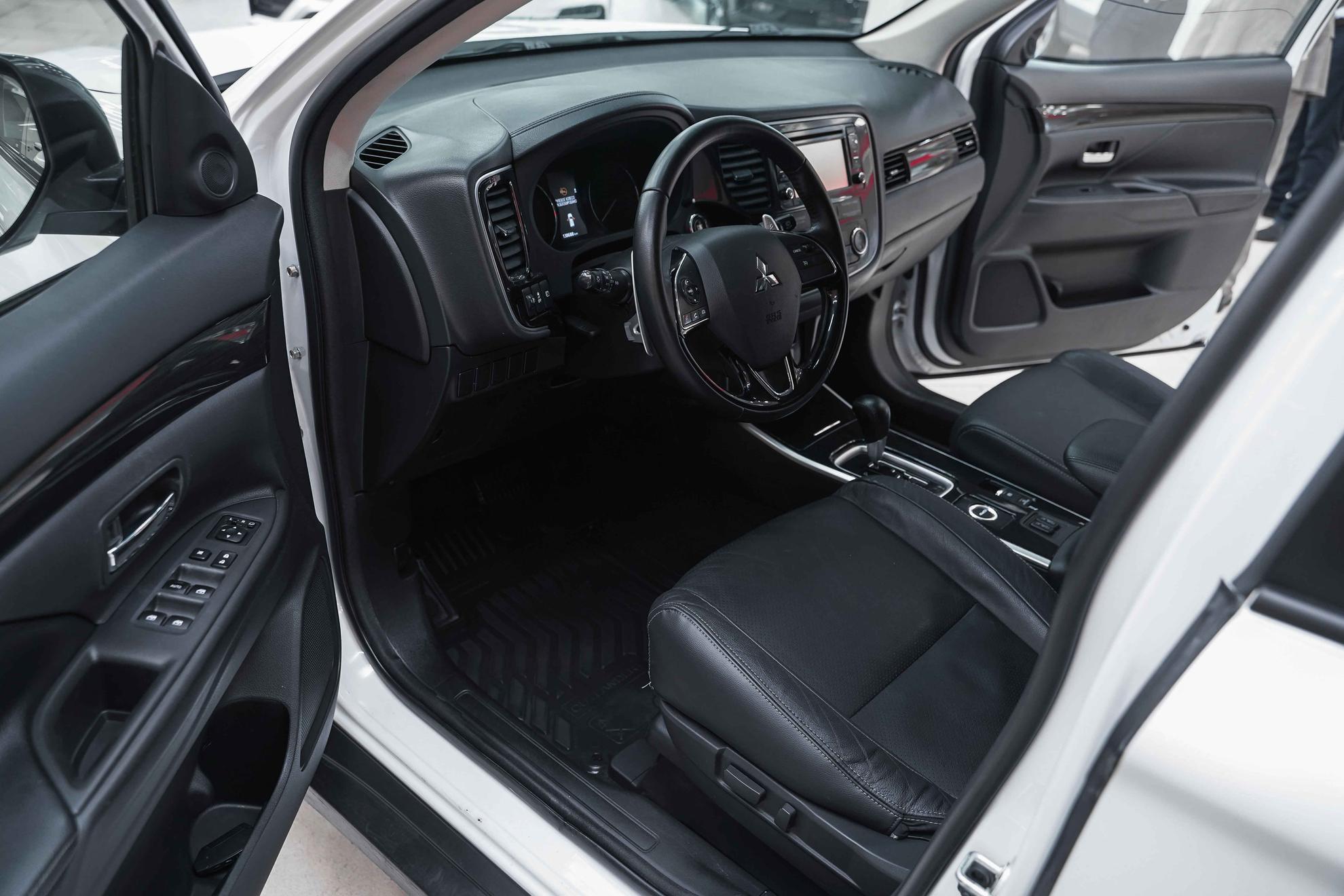 Mitsubishi Outlander 2017, белый, ДЦ Орехово