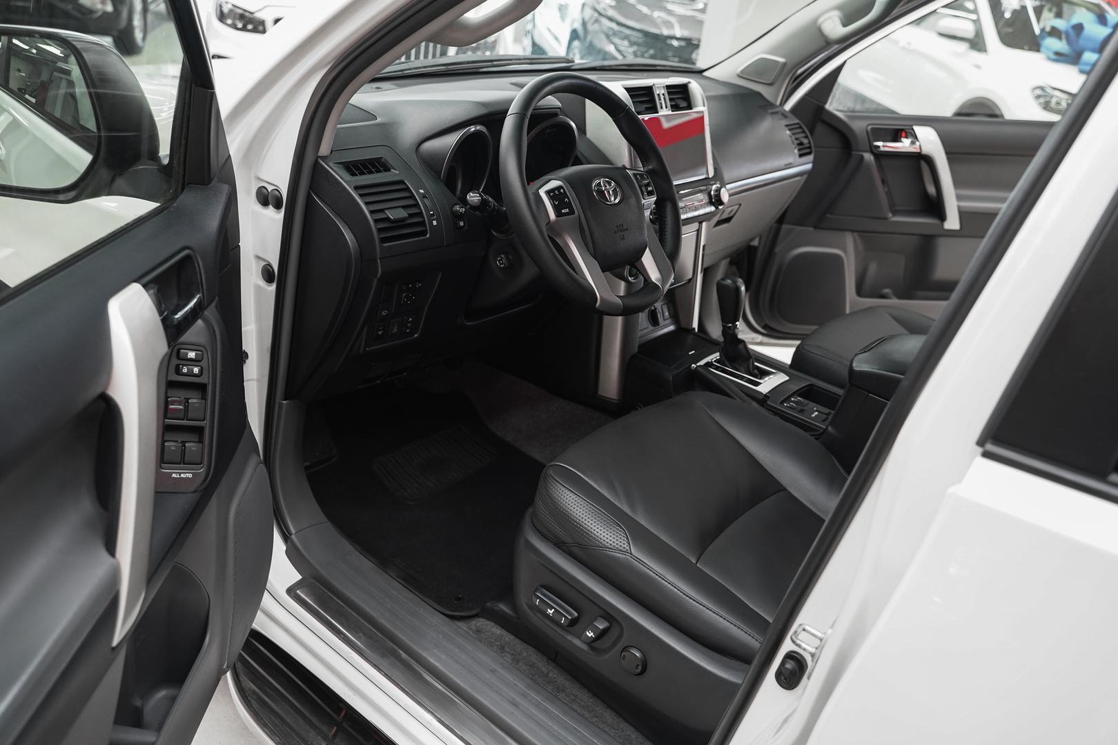 Toyota Land Cruiser Prado 2012, белый, ДЦ Орехово