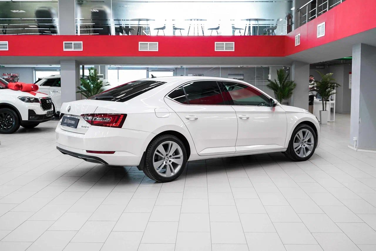 Skoda Superb 2018, белый, ДЦ Орехово
